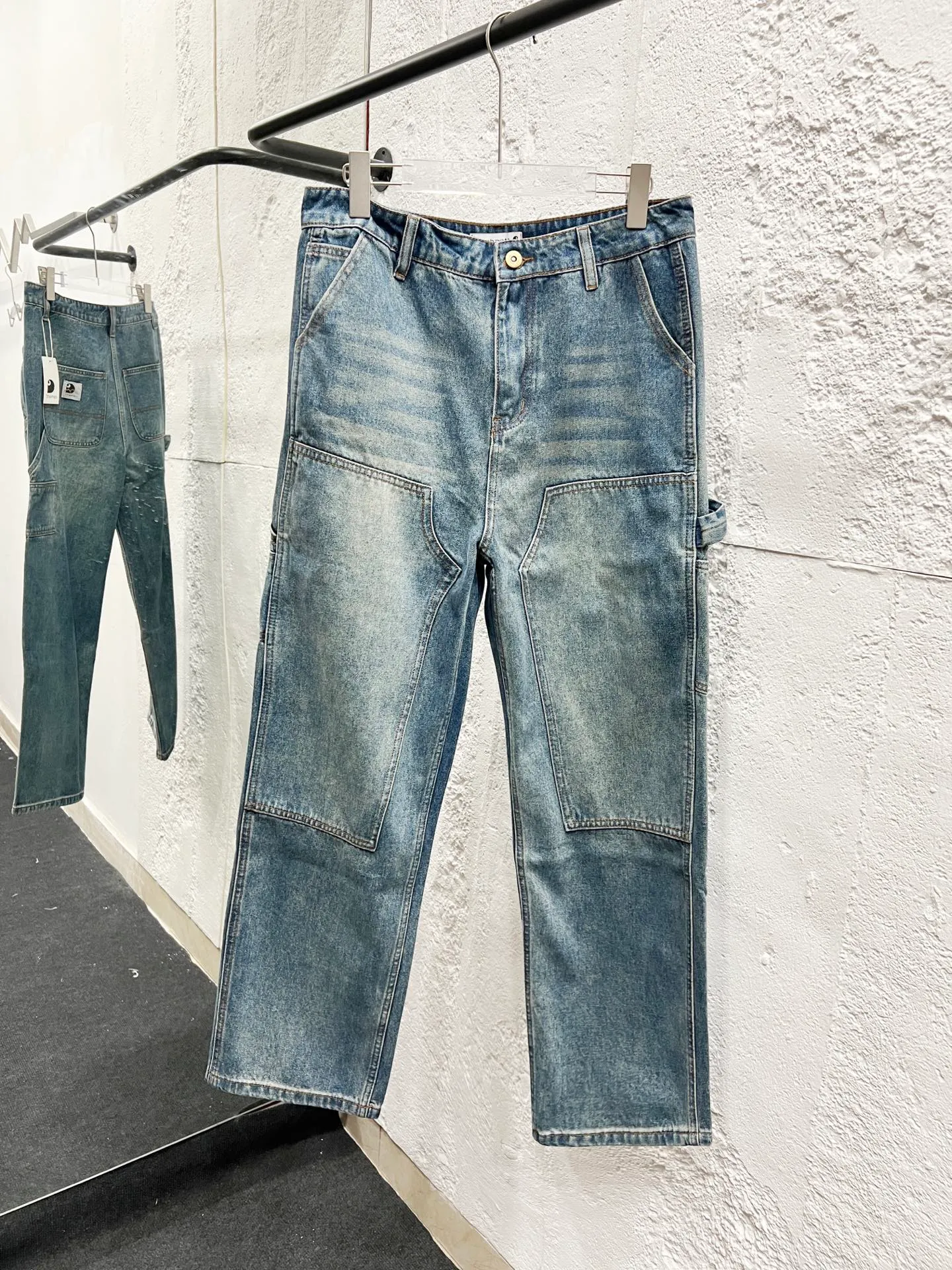 🅿️260 model number: H922 Carhartt WIP｜25ss Carhartt American retro loose heavyweight washed logging workwear jeans. The overall tailoring adopts three-dimensional structure cutting. The splicing workwear has excellent visual effects. The workwear design is simple but not simple. Inspired by the retro of the 1980s, customized fabrics, dyed in the same vat, feel comfortable, fashionable and personalized, super versatile and good-looking, very suitable for both men and women, a must-have item, hang tag, collar label, washed wheat, three labels are complete, ergonomic, more flexible when wearing! The cut is streamlined and streamlined, allowing you to move flexibly with your body! Integrates functionality, beauty and durability! Suitable for business, travel, leisure and many other occasions! Straight version Color: washed blue Size: 30 32 34 36