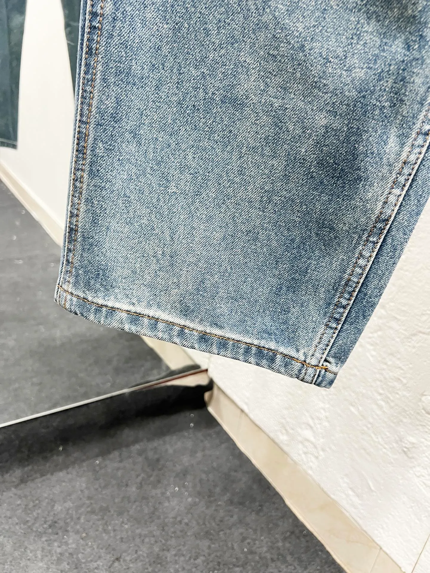 🅿️260 model number: H922 Carhartt WIP｜25ss Carhartt American retro loose heavyweight washed logging workwear jeans. The overall tailoring adopts three-dimensional structure cutting. The splicing workwear has excellent visual effects. The workwear design is simple but not simple. Inspired by the retro of the 1980s, customized fabrics, dyed in the same vat, feel comfortable, fashionable and personalized, super versatile and good-looking, very suitable for both men and women, a must-have item, hang tag, collar label, washed wheat, three labels are complete, ergonomic, more flexible when wearing! The cut is streamlined and streamlined, allowing you to move flexibly with your body! Integrates functionality, beauty and durability! Suitable for business, travel, leisure and many other occasions! Straight version Color: washed blue Size: 30 32 34 36