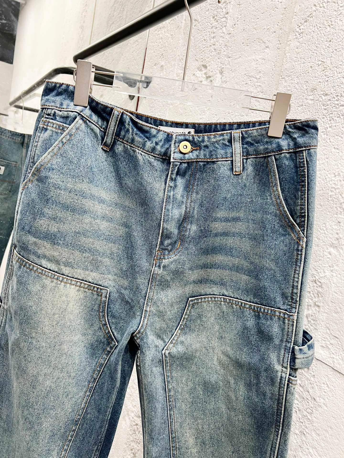 🅿️260 model number: H922 Carhartt WIP｜25ss Carhartt American retro loose heavyweight washed logging workwear jeans. The overall tailoring adopts three-dimensional structure cutting. The splicing workwear has excellent visual effects. The workwear design is simple but not simple. Inspired by the retro of the 1980s, customized fabrics, dyed in the same vat, feel comfortable, fashionable and personalized, super versatile and good-looking, very suitable for both men and women, a must-have item, hang tag, collar label, washed wheat, three labels are complete, ergonomic, more flexible when wearing! The cut is streamlined and streamlined, allowing you to move flexibly with your body! Integrates functionality, beauty and durability! Suitable for business, travel, leisure and many other occasions! Straight version Color: washed blue Size: 30 32 34 36