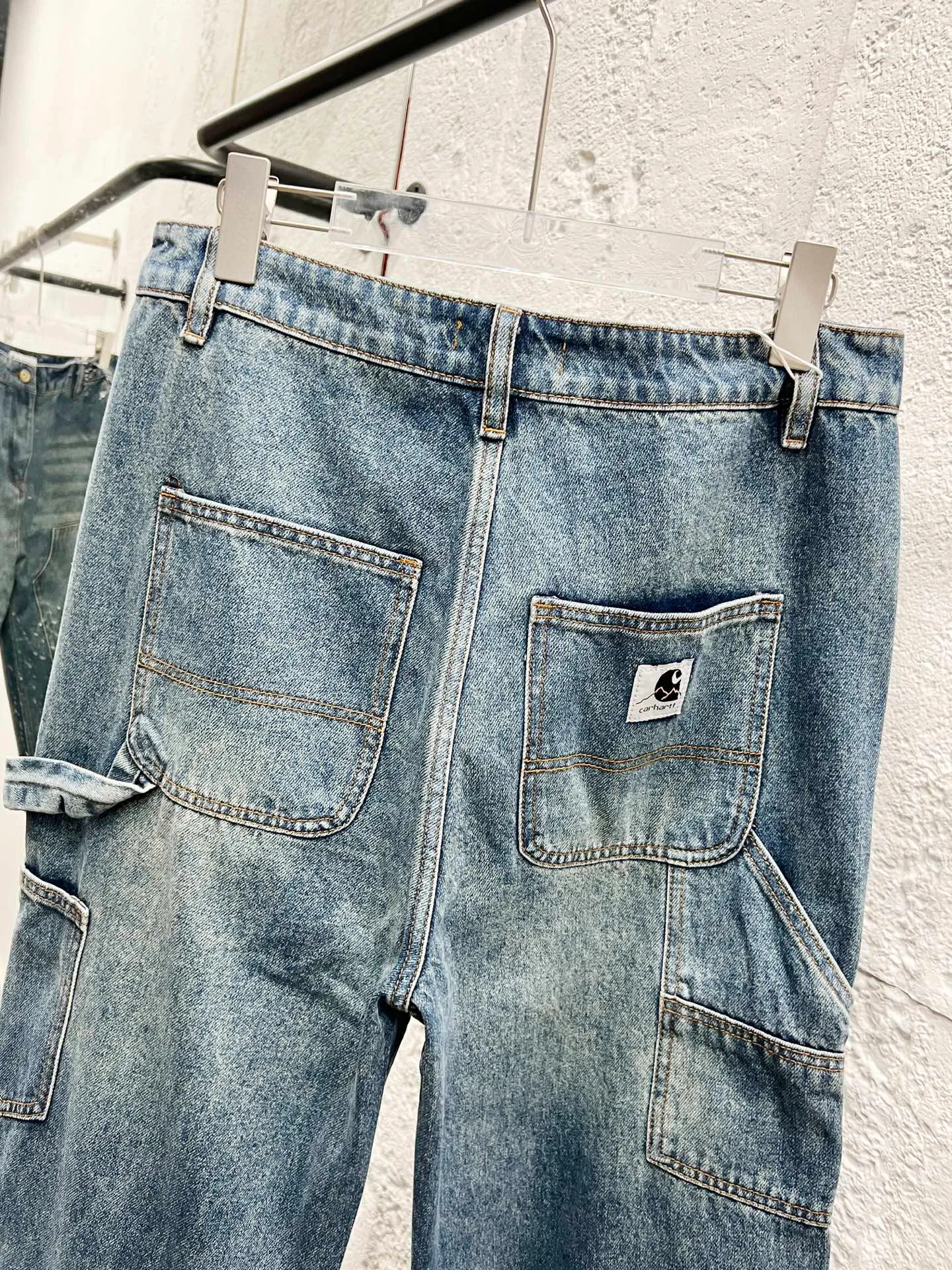 🅿️260 model number: H922 Carhartt WIP｜25ss Carhartt American retro loose heavyweight washed logging workwear jeans. The overall tailoring adopts three-dimensional structure cutting. The splicing workwear has excellent visual effects. The workwear design is simple but not simple. Inspired by the retro of the 1980s, customized fabrics, dyed in the same vat, feel comfortable, fashionable and personalized, super versatile and good-looking, very suitable for both men and women, a must-have item, hang tag, collar label, washed wheat, three labels are complete, ergonomic, more flexible when wearing! The cut is streamlined and streamlined, allowing you to move flexibly with your body! Integrates functionality, beauty and durability! Suitable for business, travel, leisure and many other occasions! Straight version Color: washed blue Size: 30 32 34 36