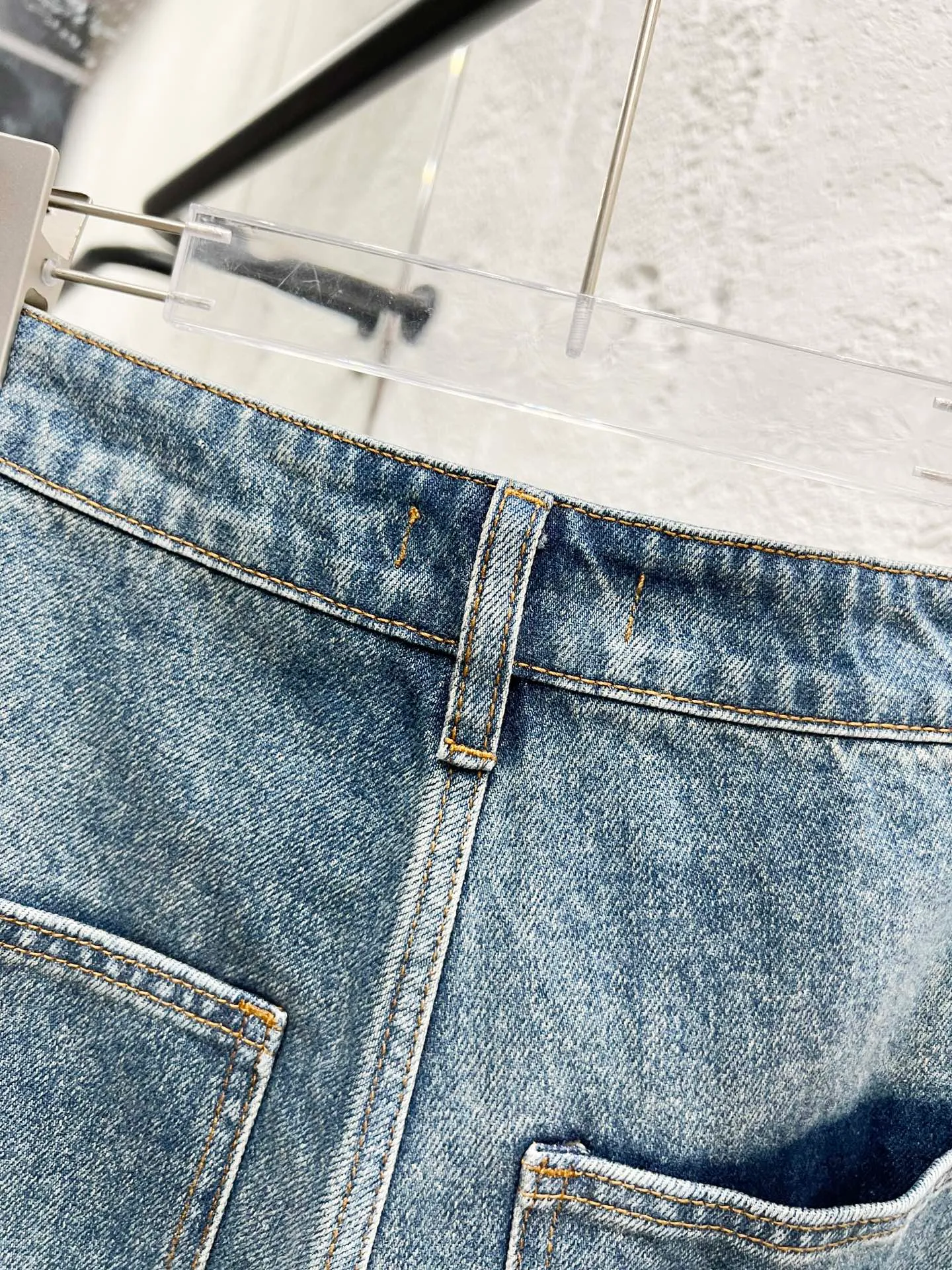 🅿️260 model number: H922 Carhartt WIP｜25ss Carhartt American retro loose heavyweight washed logging workwear jeans. The overall tailoring adopts three-dimensional structure cutting. The splicing workwear has excellent visual effects. The workwear design is simple but not simple. Inspired by the retro of the 1980s, customized fabrics, dyed in the same vat, feel comfortable, fashionable and personalized, super versatile and good-looking, very suitable for both men and women, a must-have item, hang tag, collar label, washed wheat, three labels are complete, ergonomic, more flexible when wearing! The cut is streamlined and streamlined, allowing you to move flexibly with your body! Integrates functionality, beauty and durability! Suitable for business, travel, leisure and many other occasions! Straight version Color: washed blue Size: 30 32 34 36