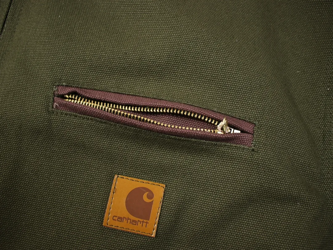 🅿️410 American CARHARTT-Carhart J97 washed and distressed heavy-duty Detroit jacket, vintage workwear canvas jacket, multi-pockets, zipper lapel workwear, popular platform, daily sales 200➕ Carhartt, an American brand with a history of 130 years, is known for its excellent manufacturing quality Catat is famous for its comfortable and durable high-quality workwear. It is one of the hottest workwear brands in recent times. Its classic status in the hearts of many American workwear players is indescribable. The variety is indescribable⚠ 16oz composite sand-washed Shumei silk. The whole piece weighs 3 pounds. Customized oil-sealed zippers, wool lining, custom leather label, heavy washing, color registration after fading, custom buttons 28 days!  Kanyewest star Alexander Dwayne "The Rock" Johnson and Tom Hardy have the same upper body with a washed distressed effect. Carhart's old-fashioned jacket has the features of shoulder length, short body, wide and slightly long waist, and an inverted triangle shape when viewed from the back. These are common features of American jackets, which are perfectly presented and infinitely magnified in the Detroit jacket. In terms of fabrics, J97 does not use 120Z native canvas, but uses sand and gravel washed canvas, which ensures wear resistance while also increasing softness and comfort. The collar does not use corduroy like J001, but uses sand and gravel washed canvas that is consistent with the main body, but the comfort is no worse than that of corduroy. The LOGO on the chest uses a dark brown PU leather square "leather label" instead of the white background "yellow moon" LOGO cloth label like J011. Color: Moss Green, Taro Gray, Petrol Blue Size: M-XXL Length: 67 69 71 73 Bust: 130 134 138 142 Shoulder Width: 55 56 57 58 Sleeve Length: 62 63 64 65 Popular models are available on the platform. Daily sales are 200➕ Carhartt, an American brand with a history of 130 years, is known for its excellent manufacturing quality. Catat is famous for its comfortable and durable high-quality workwear. It is one of the hottest workwear brands in recent times. Its classic status in the hearts of many American workwear players is indescribable. The variety is indescribable⚠ 16oz composite sand-washed Shumei silk. The whole piece weighs 3 pounds. Customized oil-sealed zippers, wool lining, custom leather label, heavy washing, color registration after fading, custom buttons 28 days!  Kanyewest star Alexander Dwayne "The Rock" Johnson and Tom Hardy have the same upper body with a washed distressed effect. Carhart's old-fashioned jacket has the features of shoulder length, short body, wide and slightly long waist, and an inverted triangle shape when viewed from the back. These are common features of American jackets, which are perfectly presented and infinitely magnified in the Detroit jacket. In terms of fabrics, J97 does not use 120Z native canvas, but uses sand and gravel washed canvas, which ensures wear resistance while also increasing softness and comfort. The collar does not use corduroy like J001, but uses sand and gravel washed canvas that is consistent with the main body, but the comfort is no worse than that of corduroy. The LOGO on the chest uses a dark brown PU leather square "leather label" instead of the white background "yellow moon" LOGO cloth label like J011. Color: Moss Green, Taro Marl Gray, Petrol Blue Size: M-XXL
