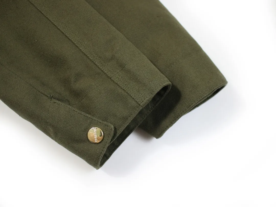 🅿️410 American CARHARTT-Carhart J97 washed and distressed heavy-duty Detroit jacket, vintage workwear canvas jacket, multi-pockets, zipper lapel workwear, popular platform, daily sales 200➕ Carhartt, an American brand with a history of 130 years, is known for its excellent manufacturing quality Catat is famous for its comfortable and durable high-quality workwear. It is one of the hottest workwear brands in recent times. Its classic status in the hearts of many American workwear players is indescribable. The variety is indescribable⚠ 16oz composite sand-washed Shumei silk. The whole piece weighs 3 pounds. Customized oil-sealed zippers, wool lining, custom leather label, heavy washing, color registration after fading, custom buttons 28 days!  Kanyewest star Alexander Dwayne "The Rock" Johnson and Tom Hardy have the same upper body with a washed distressed effect. Carhart's old-fashioned jacket has the features of shoulder length, short body, wide and slightly long waist, and an inverted triangle shape when viewed from the back. These are common features of American jackets, which are perfectly presented and infinitely magnified in the Detroit jacket. In terms of fabrics, J97 does not use 120Z native canvas, but uses sand and gravel washed canvas, which ensures wear resistance while also increasing softness and comfort. The collar does not use corduroy like J001, but uses sand and gravel washed canvas that is consistent with the main body, but the comfort is no worse than that of corduroy. The LOGO on the chest uses a dark brown PU leather square "leather label" instead of the white background "yellow moon" LOGO cloth label like J011. Color: Moss Green, Taro Gray, Petrol Blue Size: M-XXL Length: 67 69 71 73 Bust: 130 134 138 142 Shoulder Width: 55 56 57 58 Sleeve Length: 62 63 64 65 Popular models are available on the platform. Daily sales are 200➕ Carhartt, an American brand with a history of 130 years, is known for its excellent manufacturing quality. Catat is famous for its comfortable and durable high-quality workwear. It is one of the hottest workwear brands in recent times. Its classic status in the hearts of many American workwear players is indescribable. The variety is indescribable⚠ 16oz composite sand-washed Shumei silk. The whole piece weighs 3 pounds. Customized oil-sealed zippers, wool lining, custom leather label, heavy washing, color registration after fading, custom buttons 28 days!  Kanyewest star Alexander Dwayne "The Rock" Johnson and Tom Hardy have the same upper body with a washed distressed effect. Carhart's old-fashioned jacket has the features of shoulder length, short body, wide and slightly long waist, and an inverted triangle shape when viewed from the back. These are common features of American jackets, which are perfectly presented and infinitely magnified in the Detroit jacket. In terms of fabrics, J97 does not use 120Z native canvas, but uses sand and gravel washed canvas, which ensures wear resistance while also increasing softness and comfort. The collar does not use corduroy like J001, but uses sand and gravel washed canvas that is consistent with the main body, but the comfort is no worse than that of corduroy. The LOGO on the chest uses a dark brown PU leather square "leather label" instead of the white background "yellow moon" LOGO cloth label like J011. Color: Moss Green, Taro Marl Gray, Petrol Blue Size: M-XXL