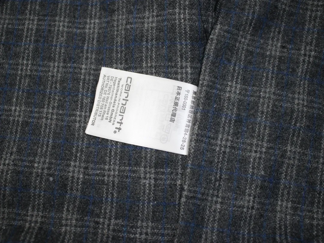 🅿️410 American CARHARTT-Carhart J97 washed and distressed heavy-duty Detroit jacket, vintage workwear canvas jacket, multi-pockets, zipper lapel workwear, popular platform, daily sales 200➕ Carhartt, an American brand with a history of 130 years, is known for its excellent manufacturing quality Catat is famous for its comfortable and durable high-quality workwear. It is one of the hottest workwear brands in recent times. Its classic status in the hearts of many American workwear players is indescribable. The variety is indescribable⚠ 16oz composite sand-washed Shumei silk. The whole piece weighs 3 pounds. Customized oil-sealed zippers, wool lining, custom leather label, heavy washing, color registration after fading, custom buttons 28 days!  Kanyewest star Alexander Dwayne "The Rock" Johnson and Tom Hardy have the same upper body with a washed distressed effect. Carhart's old-fashioned jacket has the features of shoulder length, short body, wide and slightly long waist, and an inverted triangle shape when viewed from the back. These are common features of American jackets, which are perfectly presented and infinitely magnified in the Detroit jacket. In terms of fabrics, J97 does not use 120Z native canvas, but uses sand and gravel washed canvas, which ensures wear resistance while also increasing softness and comfort. The collar does not use corduroy like J001, but uses sand and gravel washed canvas that is consistent with the main body, but the comfort is no worse than that of corduroy. The LOGO on the chest uses a dark brown PU leather square "leather label" instead of the white background "yellow moon" LOGO cloth label like J011. Color: Moss Green, Taro Gray, Petrol Blue Size: M-XXL Length: 67 69 71 73 Bust: 130 134 138 142 Shoulder Width: 55 56 57 58 Sleeve Length: 62 63 64 65 Popular models are available on the platform. Daily sales are 200➕ Carhartt, an American brand with a history of 130 years, is known for its excellent manufacturing quality. Catat is famous for its comfortable and durable high-quality workwear. It is one of the hottest workwear brands in recent times. Its classic status in the hearts of many American workwear players is indescribable. The variety is indescribable⚠ 16oz composite sand-washed Shumei silk. The whole piece weighs 3 pounds. Customized oil-sealed zippers, wool lining, custom leather label, heavy washing, color registration after fading, custom buttons 28 days!  Kanyewest star Alexander Dwayne "The Rock" Johnson and Tom Hardy have the same upper body with a washed distressed effect. Carhart's old-fashioned jacket has the features of shoulder length, short body, wide and slightly long waist, and an inverted triangle shape when viewed from the back. These are common features of American jackets, which are perfectly presented and infinitely magnified in the Detroit jacket. In terms of fabrics, J97 does not use 120Z native canvas, but uses sand and gravel washed canvas, which ensures wear resistance while also increasing softness and comfort. The collar does not use corduroy like J001, but uses sand and gravel washed canvas that is consistent with the main body, but the comfort is no worse than that of corduroy. The LOGO on the chest uses a dark brown PU leather square "leather label" instead of the white background "yellow moon" LOGO cloth label like J011. Color: Moss Green, Taro Marl Gray, Petrol Blue Size: M-XXL