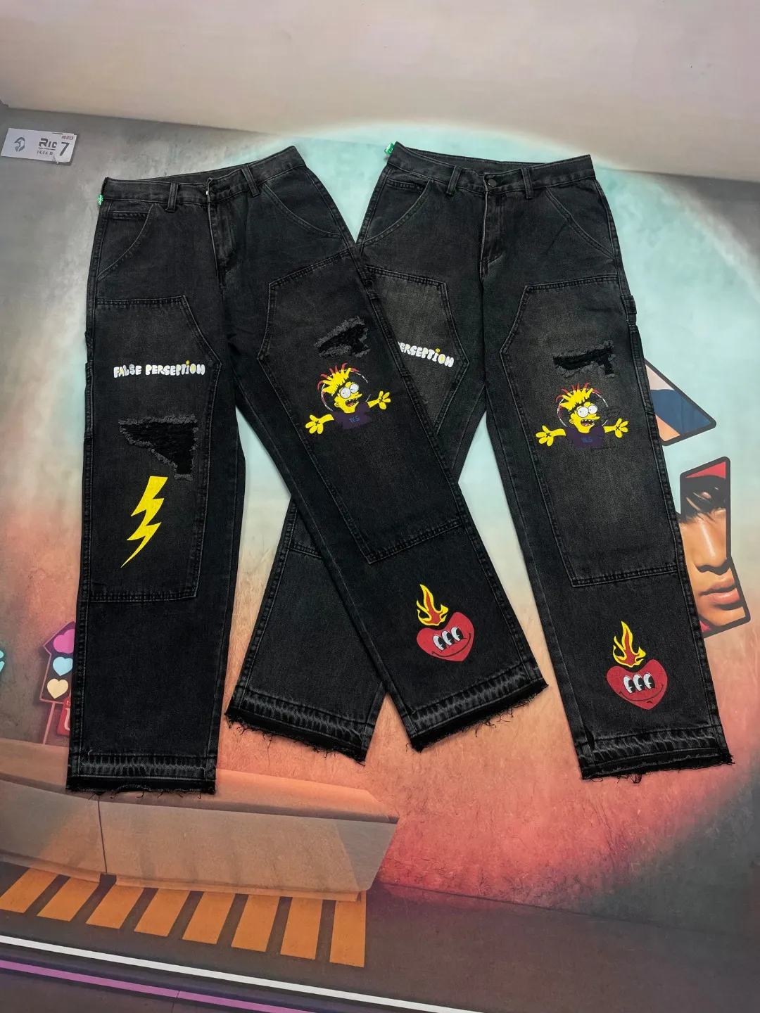🅿️260 🔘Model No.-KH101 🔘Carhart𝐂𝐀𝐑𝐇𝐀𝐑𝐓𝐓 False Perception T800 Simpson Graffiti Overalls* Carhart is a brand that has always been famous for high-quality workwear. These pants are both fashionable and practical. Its cut is streamlined and streamlined, allowing it to move flexibly with your body, making it super comfortable for daily jumping or sports. The Simpsons graffiti pattern on the pants is so eye-catching, the color is bright and individual, and the words "False Perception" are also written on it, which is full of trendy attitude. The hole and patch design add to the street feel and retro charm. The straight version doesn't pick on leg shape, looks good on any figure, and can be easily worn by both men and women. The craftsmanship is also superb. The fabrics are strong and durable, durable and wearable, and they are functional, beautiful and durable. Wear it with a simple shirt for business occasions and you will instantly look smart and professional; wear it with a loose T-shirt and sneakers for travel, which is comfortable and fashionable; wear it with a personalized top and sneakers for casual gatherings, and you will be the most handsome guy in your circle of friends! The matching suggestions are as follows: Street fashion style: Wear a black or white loose fashion brand sweatshirt on the upper body, such as one with iconic logos like Stüssy and Palace. Wear a black baseball cap, a pair of AJ1 high-top sneakers, carry a small cross-body bag, and walk on the street, and you will definitely turn heads. Casual everyday style: wear a solid-color short-sleeved T-shirt inside, and a denim jacket or a workwear-style jacket outside, such as Carhartt WIP’s own jacket. Wearing a pair of Converse low-top canvas shoes is relaxed and comfortable, perfect for daily outings and shopping. Cool functional style: Wear a black functional style jacket with a pair of black tactical boots, such as Dr. Martens boots. Pair it with some metallic accessories, such as necklaces and bracelets, and you can instantly transform into a cool and handsome person. You can definitely become the center of attention when you go to music festivals or participate in trendy events.  Size: S M L XL XXL (28.30.32.34.36) Color: Black
