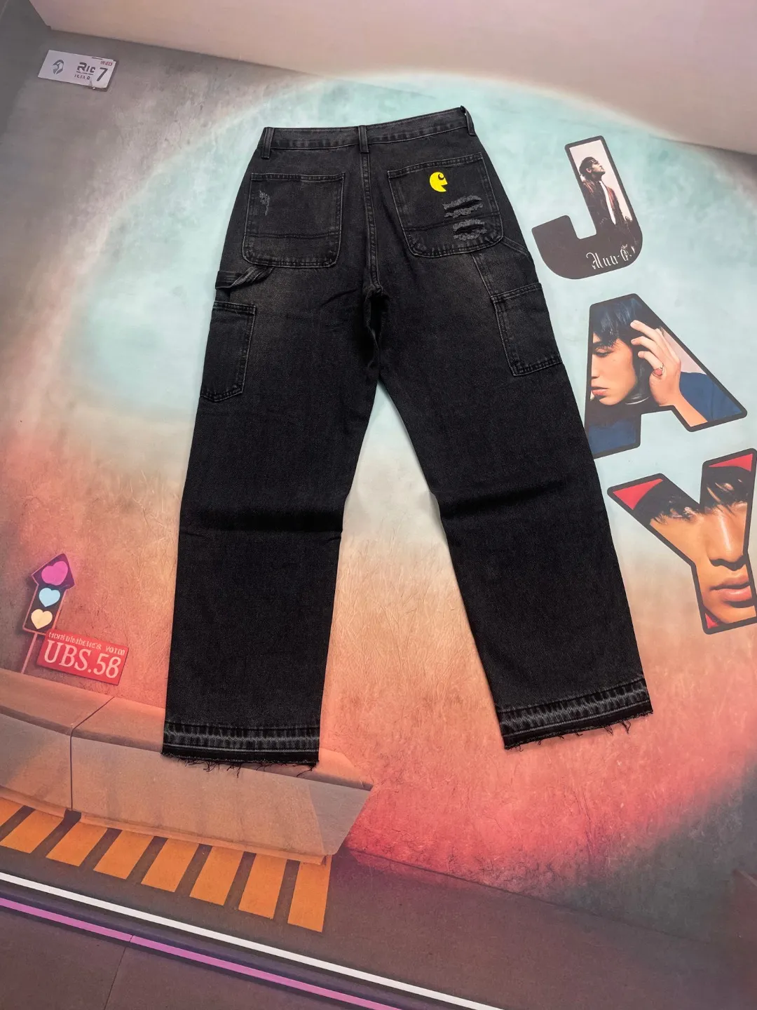 🅿️260 🔘Model No.-KH101 🔘Carhart𝐂𝐀𝐑𝐇𝐀𝐑𝐓𝐓 False Perception T800 Simpson Graffiti Overalls* Carhart is a brand that has always been famous for high-quality workwear. These pants are both fashionable and practical. Its cut is streamlined and streamlined, allowing it to move flexibly with your body, making it super comfortable for daily jumping or sports. The Simpsons graffiti pattern on the pants is so eye-catching, the color is bright and individual, and the words "False Perception" are also written on it, which is full of trendy attitude. The hole and patch design add to the street feel and retro charm. The straight version doesn't pick on leg shape, looks good on any figure, and can be easily worn by both men and women. The craftsmanship is also superb. The fabrics are strong and durable, durable and wearable, and they are functional, beautiful and durable. Wear it with a simple shirt for business occasions and you will instantly look smart and professional; wear it with a loose T-shirt and sneakers for travel, which is comfortable and fashionable; wear it with a personalized top and sneakers for casual gatherings, and you will be the most handsome guy in your circle of friends! The matching suggestions are as follows: Street fashion style: Wear a black or white loose fashion brand sweatshirt on the upper body, such as one with iconic logos like Stüssy and Palace. Wear a black baseball cap, a pair of AJ1 high-top sneakers, carry a small cross-body bag, and walk on the street, and you will definitely turn heads. Casual everyday style: wear a solid-color short-sleeved T-shirt inside, and a denim jacket or a workwear-style jacket outside, such as Carhartt WIP’s own jacket. Wearing a pair of Converse low-top canvas shoes is relaxed and comfortable, perfect for daily outings and shopping. Cool functional style: Wear a black functional style jacket with a pair of black tactical boots, such as Dr. Martens boots. Pair it with some metallic accessories, such as necklaces and bracelets, and you can instantly transform into a cool and handsome person. You can definitely become the center of attention when you go to music festivals or participate in trendy events.  Size: S M L XL XXL (28.30.32.34.36) Color: Black