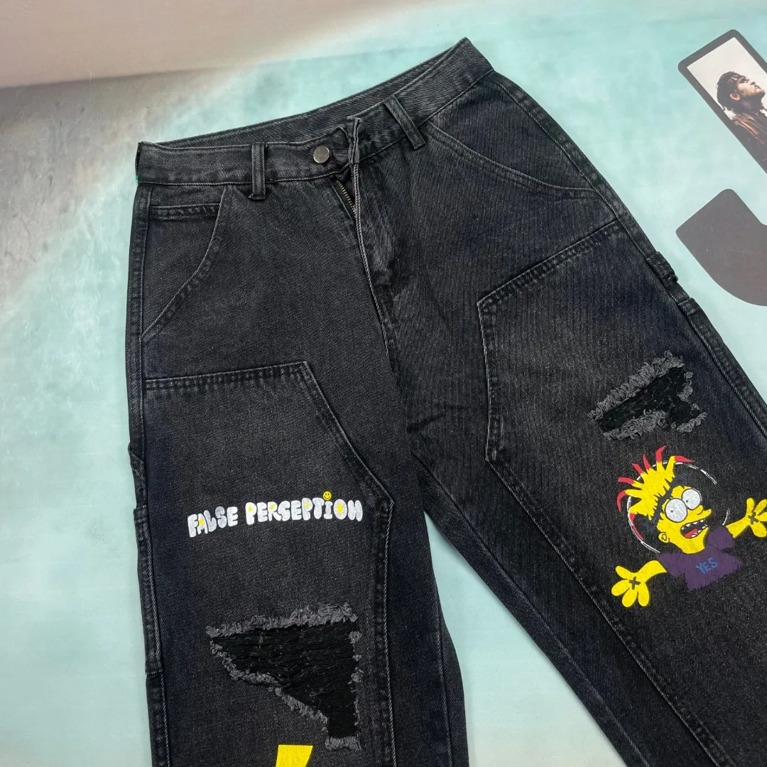 🅿️260 🔘Model No.-KH101 🔘Carhart𝐂𝐀𝐑𝐇𝐀𝐑𝐓𝐓 False Perception T800 Simpson Graffiti Overalls* Carhart is a brand that has always been famous for high-quality workwear. These pants are both fashionable and practical. Its cut is streamlined and streamlined, allowing it to move flexibly with your body, making it super comfortable for daily jumping or sports. The Simpsons graffiti pattern on the pants is so eye-catching, the color is bright and individual, and the words "False Perception" are also written on it, which is full of trendy attitude. The hole and patch design add to the street feel and retro charm. The straight version doesn't pick on leg shape, looks good on any figure, and can be easily worn by both men and women. The craftsmanship is also superb. The fabrics are strong and durable, durable and wearable, and they are functional, beautiful and durable. Wear it with a simple shirt for business occasions and you will instantly look smart and professional; wear it with a loose T-shirt and sneakers for travel, which is comfortable and fashionable; wear it with a personalized top and sneakers for casual gatherings, and you will be the most handsome guy in your circle of friends! The matching suggestions are as follows: Street fashion style: Wear a black or white loose fashion brand sweatshirt on the upper body, such as one with iconic logos like Stüssy and Palace. Wear a black baseball cap, a pair of AJ1 high-top sneakers, carry a small cross-body bag, and walk on the street, and you will definitely turn heads. Casual everyday style: wear a solid-color short-sleeved T-shirt inside, and a denim jacket or a workwear-style jacket outside, such as Carhartt WIP’s own jacket. Wearing a pair of Converse low-top canvas shoes is relaxed and comfortable, perfect for daily outings and shopping. Cool functional style: Wear a black functional style jacket with a pair of black tactical boots, such as Dr. Martens boots. Pair it with some metallic accessories, such as necklaces and bracelets, and you can instantly transform into a cool and handsome person. You can definitely become the center of attention when you go to music festivals or participate in trendy events.  Size: S M L XL XXL (28.30.32.34.36) Color: Black