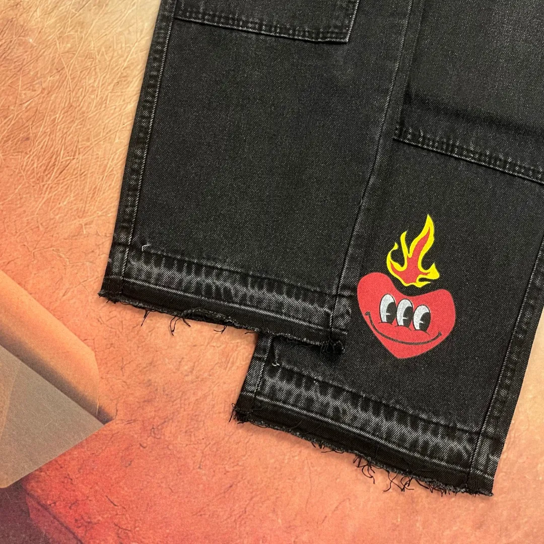 🅿️260 🔘Model No.-KH101 🔘Carhart𝐂𝐀𝐑𝐇𝐀𝐑𝐓𝐓 False Perception T800 Simpson Graffiti Overalls* Carhart is a brand that has always been famous for high-quality workwear. These pants are both fashionable and practical. Its cut is streamlined and streamlined, allowing it to move flexibly with your body, making it super comfortable for daily jumping or sports. The Simpsons graffiti pattern on the pants is so eye-catching, the color is bright and individual, and the words "False Perception" are also written on it, which is full of trendy attitude. The hole and patch design add to the street feel and retro charm. The straight version doesn't pick on leg shape, looks good on any figure, and can be easily worn by both men and women. The craftsmanship is also superb. The fabrics are strong and durable, durable and wearable, and they are functional, beautiful and durable. Wear it with a simple shirt for business occasions and you will instantly look smart and professional; wear it with a loose T-shirt and sneakers for travel, which is comfortable and fashionable; wear it with a personalized top and sneakers for casual gatherings, and you will be the most handsome guy in your circle of friends! The matching suggestions are as follows: Street fashion style: Wear a black or white loose fashion brand sweatshirt on the upper body, such as one with iconic logos like Stüssy and Palace. Wear a black baseball cap, a pair of AJ1 high-top sneakers, carry a small cross-body bag, and walk on the street, and you will definitely turn heads. Casual everyday style: wear a solid-color short-sleeved T-shirt inside, and a denim jacket or a workwear-style jacket outside, such as Carhartt WIP’s own jacket. Wearing a pair of Converse low-top canvas shoes is relaxed and comfortable, perfect for daily outings and shopping. Cool functional style: Wear a black functional style jacket with a pair of black tactical boots, such as Dr. Martens boots. Pair it with some metallic accessories, such as necklaces and bracelets, and you can instantly transform into a cool and handsome person. You can definitely become the center of attention when you go to music festivals or participate in trendy events.  Size: S M L XL XXL (28.30.32.34.36) Color: Black