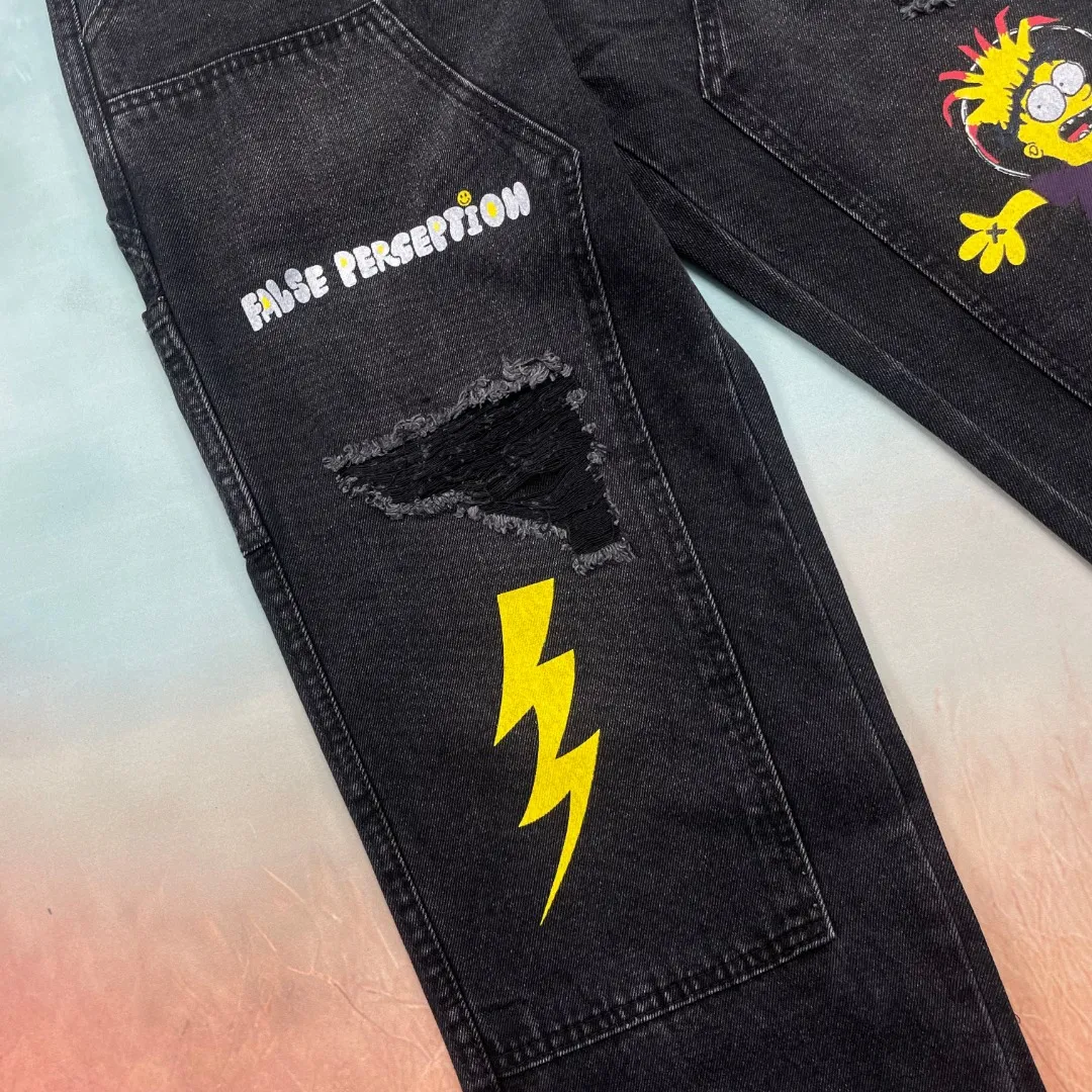 🅿️260 🔘Model No.-KH101 🔘Carhart𝐂𝐀𝐑𝐇𝐀𝐑𝐓𝐓 False Perception T800 Simpson Graffiti Overalls* Carhart is a brand that has always been famous for high-quality workwear. These pants are both fashionable and practical. Its cut is streamlined and streamlined, allowing it to move flexibly with your body, making it super comfortable for daily jumping or sports. The Simpsons graffiti pattern on the pants is so eye-catching, the color is bright and individual, and the words "False Perception" are also written on it, which is full of trendy attitude. The hole and patch design add to the street feel and retro charm. The straight version doesn't pick on leg shape, looks good on any figure, and can be easily worn by both men and women. The craftsmanship is also superb. The fabrics are strong and durable, durable and wearable, and they are functional, beautiful and durable. Wear it with a simple shirt for business occasions and you will instantly look smart and professional; wear it with a loose T-shirt and sneakers for travel, which is comfortable and fashionable; wear it with a personalized top and sneakers for casual gatherings, and you will be the most handsome guy in your circle of friends! The matching suggestions are as follows: Street fashion style: Wear a black or white loose fashion brand sweatshirt on the upper body, such as one with iconic logos like Stüssy and Palace. Wear a black baseball cap, a pair of AJ1 high-top sneakers, carry a small cross-body bag, and walk on the street, and you will definitely turn heads. Casual everyday style: wear a solid-color short-sleeved T-shirt inside, and a denim jacket or a workwear-style jacket outside, such as Carhartt WIP’s own jacket. Wearing a pair of Converse low-top canvas shoes is relaxed and comfortable, perfect for daily outings and shopping. Cool functional style: Wear a black functional style jacket with a pair of black tactical boots, such as Dr. Martens boots. Pair it with some metallic accessories, such as necklaces and bracelets, and you can instantly transform into a cool and handsome person. You can definitely become the center of attention when you go to music festivals or participate in trendy events.  Size: S M L XL XXL (28.30.32.34.36) Color: Black