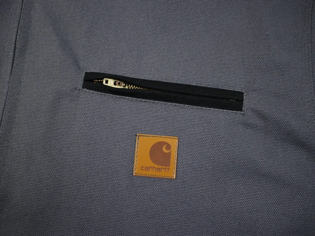 🅿️410 American CARHARTT-Carhart J97 washed and distressed heavy-duty Detroit jacket, vintage work canvas jacket, multi-pocket zipper lapel work jacket, hot-selling item on the platform, daily sales of 200➕ Carhart, an American brand with a history of 130 years, is known for its excellent manufacturing quality Catat is famous for its comfortable and durable high-quality workwear. It is one of the hottest workwear brands in recent times. Its classic status in the hearts of many American workwear players is indescribable. The variety is indescribable⚠ 16oz composite sand-washed Shumei silk. The whole piece weighs 3 pounds. Customized oil-sealed zippers, wool lining, custom leather label, heavy washing, color registration after fading, custom buttons 28 days!  Kanyewest star Alexander Dwayne "The Rock" Johnson and Tom Hardy have the same upper body with a washed distressed effect. Carhart's old-fashioned jacket has the features of shoulder length, short body, wide and slightly long waist, and an inverted triangle shape when viewed from the back. These are common features of American jackets, which are perfectly presented and infinitely magnified in the Detroit jacket. In terms of fabrics, J97 does not use 120Z native canvas, but uses sand and gravel washed canvas, which ensures wear resistance while also increasing softness and comfort. The collar does not use corduroy like J001, but uses sand and gravel washed canvas that is consistent with the main body, but the comfort is no worse than that of corduroy. The LOGO on the chest uses a dark brown PU leather square "leather label" instead of the white background "yellow moon" LOGO cloth label like J011. Color: Moss Green, Taro Gray, Petrol Blue Size: M-XXL Length: 67 69 71 73 Bust: 130 134 138 142 Shoulder Width: 55 56 57 58 Sleeve Length: 62 63 64 65