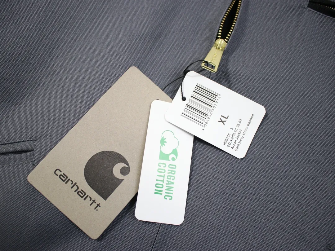 🅿️410 American CARHARTT-Carhart J97 washed and distressed heavy-duty Detroit jacket, vintage work canvas jacket, multi-pocket zipper lapel work jacket, hot-selling item on the platform, daily sales of 200➕ Carhart, an American brand with a history of 130 years, is known for its excellent manufacturing quality Catat is famous for its comfortable and durable high-quality workwear. It is one of the hottest workwear brands in recent times. Its classic status in the hearts of many American workwear players is indescribable. The variety is indescribable⚠ 16oz composite sand-washed Shumei silk. The whole piece weighs 3 pounds. Customized oil-sealed zippers, wool lining, custom leather label, heavy washing, color registration after fading, custom buttons 28 days!  Kanyewest star Alexander Dwayne "The Rock" Johnson and Tom Hardy have the same upper body with a washed distressed effect. Carhart's old-fashioned jacket has the features of shoulder length, short body, wide and slightly long waist, and an inverted triangle shape when viewed from the back. These are common features of American jackets, which are perfectly presented and infinitely magnified in the Detroit jacket. In terms of fabrics, J97 does not use 120Z native canvas, but uses sand and gravel washed canvas, which ensures wear resistance while also increasing softness and comfort. The collar does not use corduroy like J001, but uses sand and gravel washed canvas that is consistent with the main body, but the comfort is no worse than that of corduroy. The LOGO on the chest uses a dark brown PU leather square "leather label" instead of the white background "yellow moon" LOGO cloth label like J011. Color: Moss Green, Taro Gray, Petrol Blue Size: M-XXL Length: 67 69 71 73 Bust: 130 134 138 142 Shoulder Width: 55 56 57 58 Sleeve Length: 62 63 64 65
