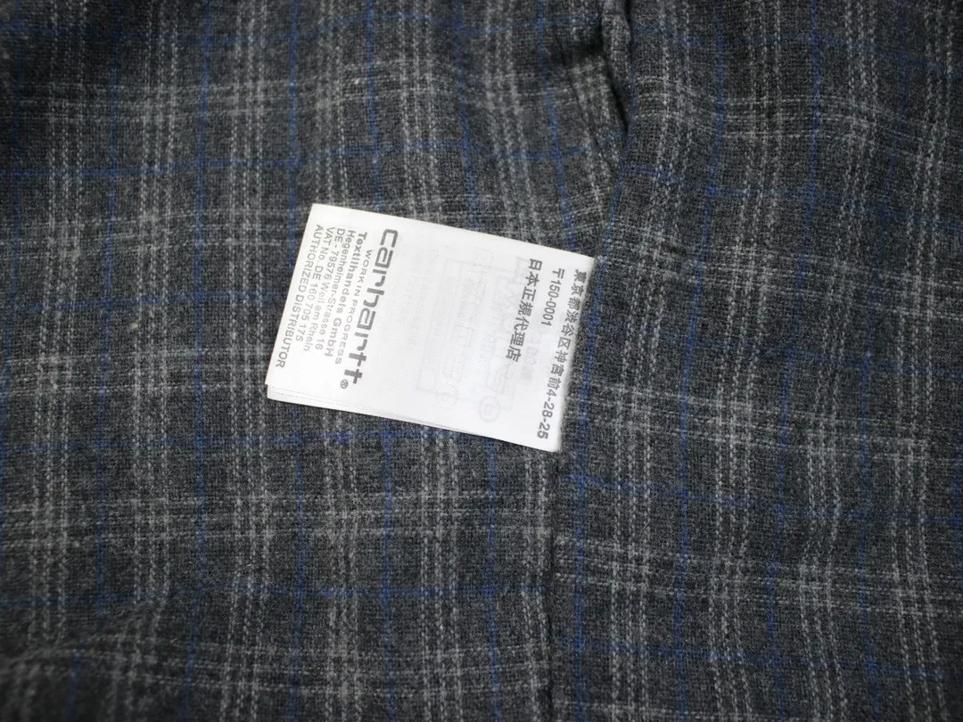 🅿️410 American CARHARTT-Carhart J97 washed and distressed heavy-duty Detroit jacket, vintage work canvas jacket, multi-pocket zipper lapel work jacket, hot-selling item on the platform, daily sales of 200➕ Carhart, an American brand with a history of 130 years, is known for its excellent manufacturing quality Catat is famous for its comfortable and durable high-quality workwear. It is one of the hottest workwear brands in recent times. Its classic status in the hearts of many American workwear players is indescribable. The variety is indescribable⚠ 16oz composite sand-washed Shumei silk. The whole piece weighs 3 pounds. Customized oil-sealed zippers, wool lining, custom leather label, heavy washing, color registration after fading, custom buttons 28 days!  Kanyewest star Alexander Dwayne "The Rock" Johnson and Tom Hardy have the same upper body with a washed distressed effect. Carhart's old-fashioned jacket has the features of shoulder length, short body, wide and slightly long waist, and an inverted triangle shape when viewed from the back. These are common features of American jackets, which are perfectly presented and infinitely magnified in the Detroit jacket. In terms of fabrics, J97 does not use 120Z native canvas, but uses sand and gravel washed canvas, which ensures wear resistance while also increasing softness and comfort. The collar does not use corduroy like J001, but uses sand and gravel washed canvas that is consistent with the main body, but the comfort is no worse than that of corduroy. The LOGO on the chest uses a dark brown PU leather square "leather label" instead of the white background "yellow moon" LOGO cloth label like J011. Color: Moss Green, Taro Gray, Petrol Blue Size: M-XXL Length: 67 69 71 73 Bust: 130 134 138 142 Shoulder Width: 55 56 57 58 Sleeve Length: 62 63 64 65