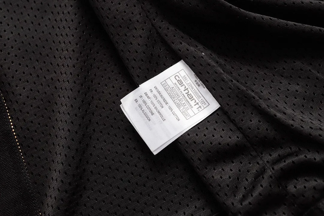 🅿️350 Carhartt Wip Carhartt classic Detroit zipper jacket couple casual workwear jacket 1️⃣The fabric is made of new environmentally friendly twill fabric. The light wash feels and the color will look better with time. It is a very high-quality fabric! 2️⃣The workmanship details are perfectly controlled, the classic logo is embroidered on the chest, the corduroy lapel highlights the unique style, the customized gold zipper, and the gold buttons all have logos that become more unique as they wear out with use! 3️⃣ Suitable for daily wear and can be worn in various styles. It is a very versatile jacket for men and women!  Color: black, yellow, purple Size: S, M, L, XL