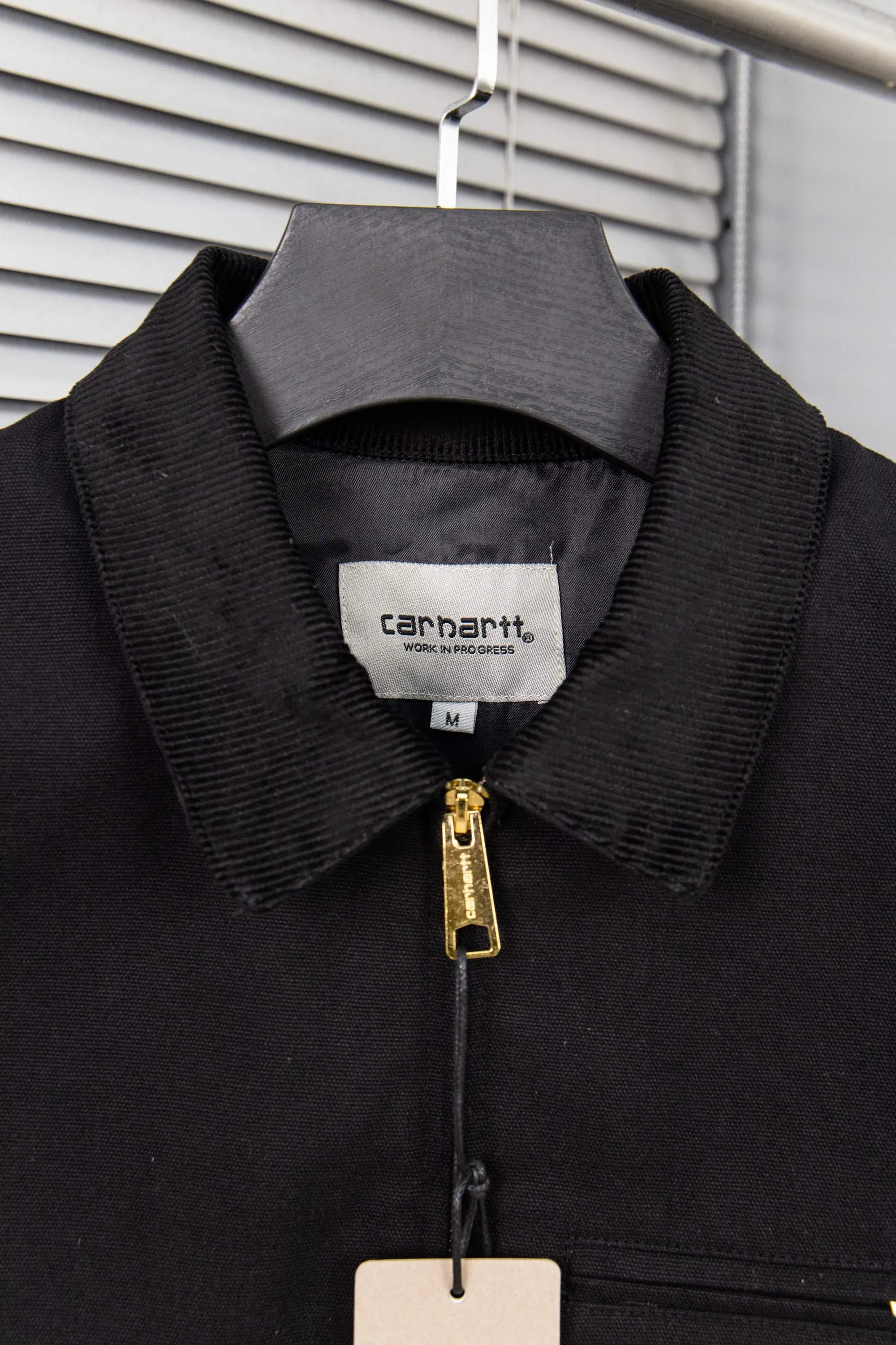 🅿️330 New: Style number: B123 Carhartt Wip Carhartt classic Detroit zipper jacket couple casual work jacket 1️⃣The fabric is made of new environmentally friendly twill fabric. The light wash feels and the color will look better with time. It is a very high-quality fabric!  2️⃣The workmanship details are perfectly controlled, the classic logo is embroidered on the chest, the corduroy lapel highlights the unique style, the customized gold zipper, and the gold buttons all have logos that become more unique as they wear out with use! 3️⃣ Suitable for daily wear and can be worn in various styles. It is a very versatile jacket for men and women! Color: black, yellow, purple Size: S, M, L, XL