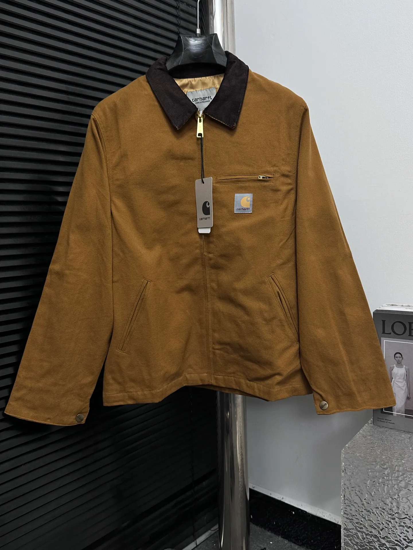 🅿️340 [Carhartt Wip] Carhartt Detroit zipper casual workwear for couples. The fabric is made of new environmentally friendly twill fabric. The light wash feels and the color will look better with time. It is a very high-quality fabric!  The workmanship details are perfectly controlled, the classic logo is embroidered on the chest, the corduroy lapel highlights the unique style, the custom gold zipper, and the gold buttons all have the logo and become more unique as they wear out with use! Suitable for daily wear, suitable for all styles, same style for men and women. Sizes: S-XL