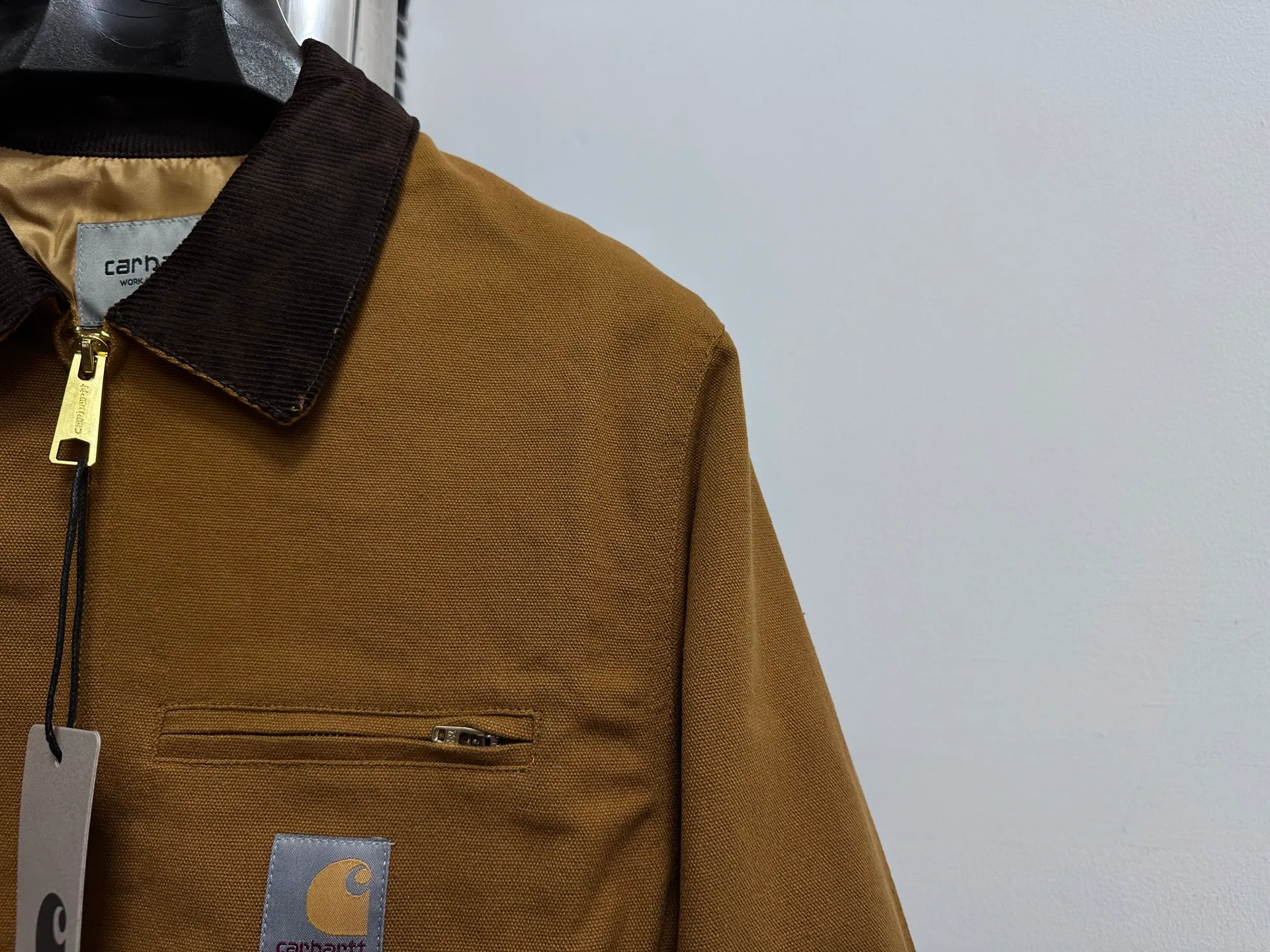 🅿️340 [Carhartt Wip] Carhartt Detroit zipper casual workwear for couples. The fabric is made of new environmentally friendly twill fabric. The light wash feels and the color will look better with time. It is a very high-quality fabric!  The workmanship details are perfectly controlled, the classic logo is embroidered on the chest, the corduroy lapel highlights the unique style, the custom gold zipper, and the gold buttons all have the logo and become more unique as they wear out with use! Suitable for daily wear, suitable for all styles, same style for men and women. Sizes: S-XL