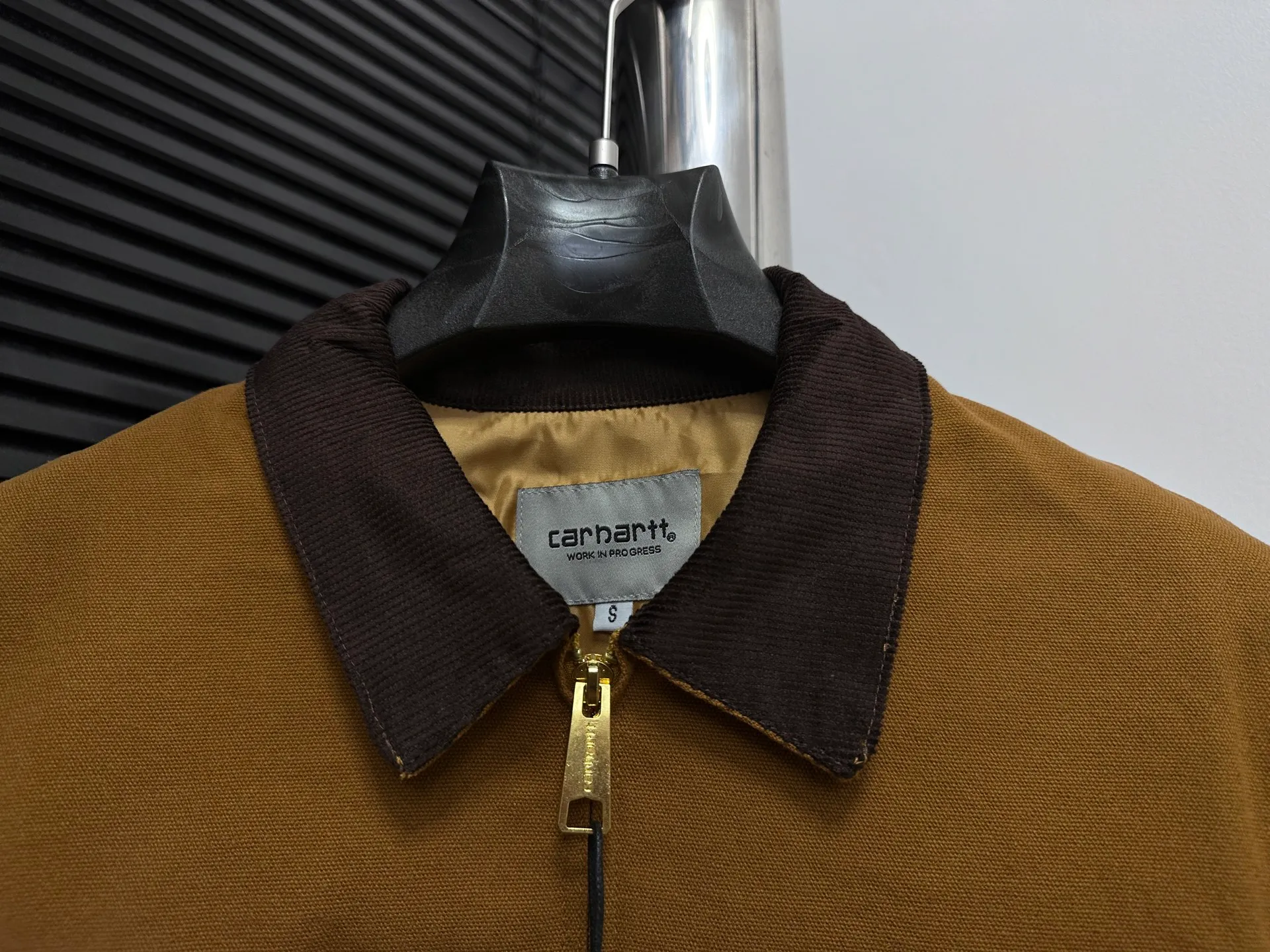 🅿️340 [Carhartt Wip] Carhartt Detroit zipper casual workwear for couples. The fabric is made of new environmentally friendly twill fabric. The light wash feels and the color will look better with time. It is a very high-quality fabric!  The workmanship details are perfectly controlled, the classic logo is embroidered on the chest, the corduroy lapel highlights the unique style, the custom gold zipper, and the gold buttons all have the logo and become more unique as they wear out with use! Suitable for daily wear, suitable for all styles, same style for men and women. Sizes: S-XL