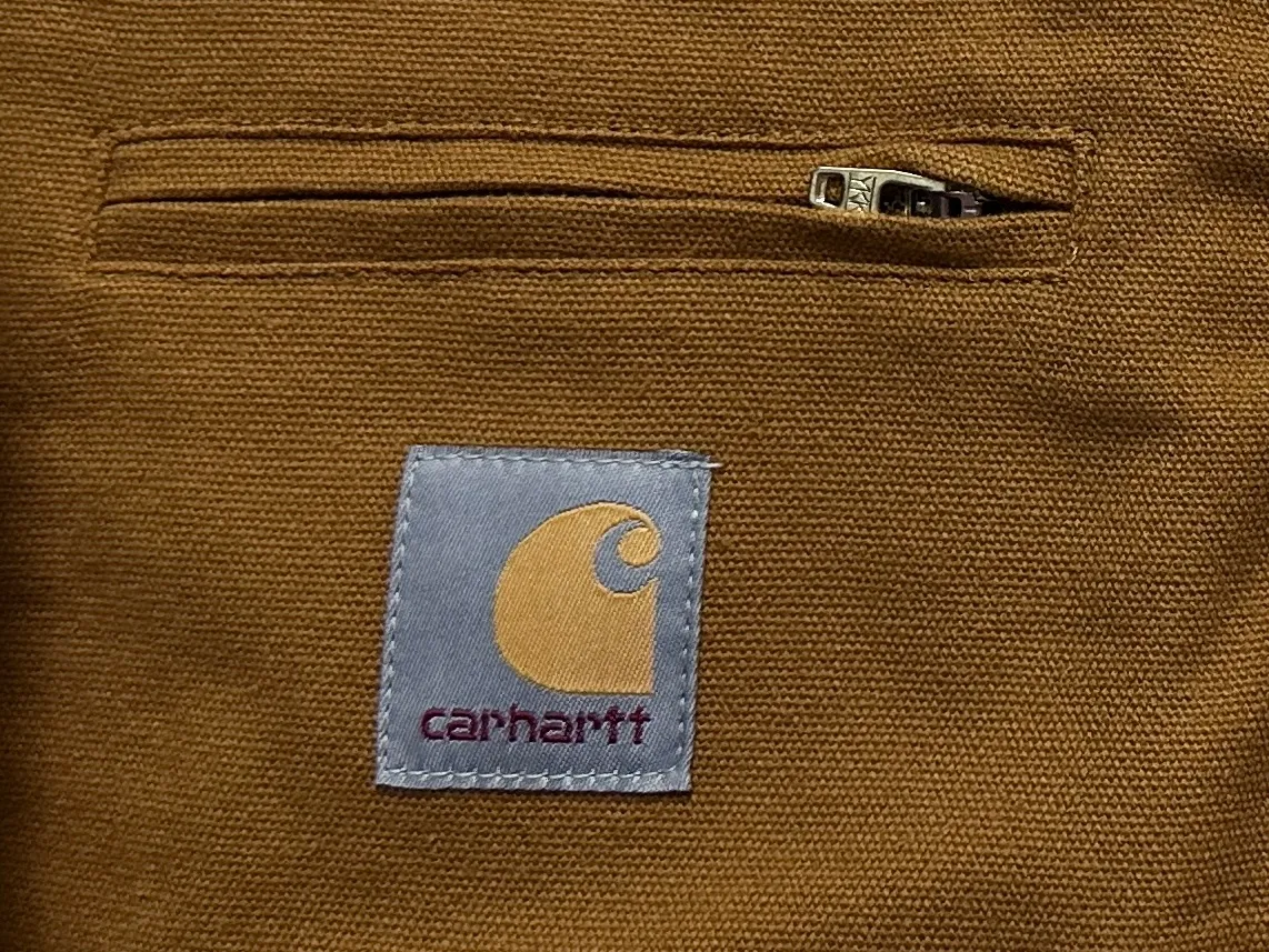🅿️340 [Carhartt Wip] Carhartt Detroit zipper casual workwear for couples. The fabric is made of new environmentally friendly twill fabric. The light wash feels and the color will look better with time. It is a very high-quality fabric!  The workmanship details are perfectly controlled, the classic logo is embroidered on the chest, the corduroy lapel highlights the unique style, the custom gold zipper, and the gold buttons all have the logo and become more unique as they wear out with use! Suitable for daily wear, suitable for all styles, same style for men and women. Sizes: S-XL