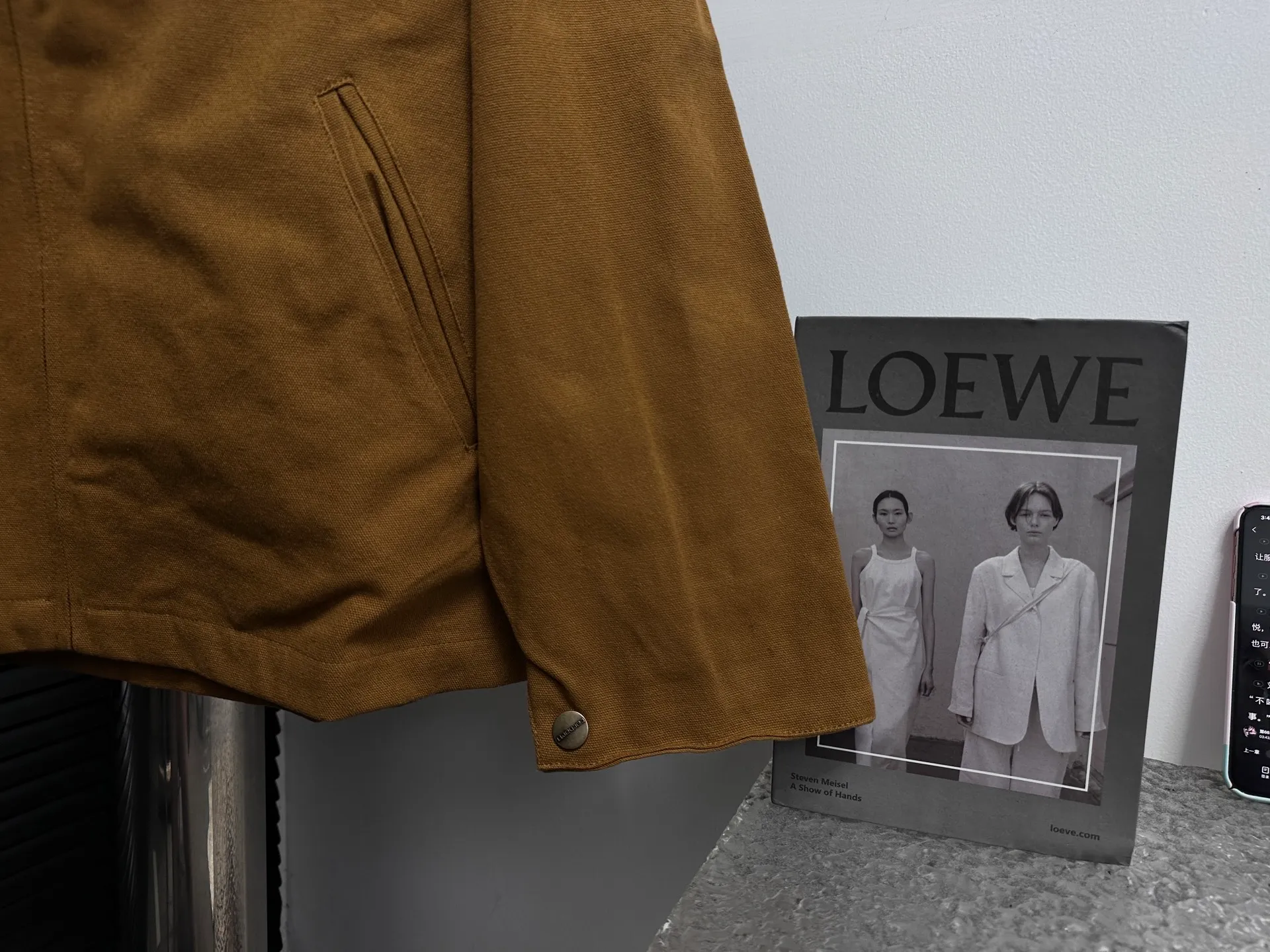 🅿️340 [Carhartt Wip] Carhartt Detroit zipper casual workwear for couples. The fabric is made of new environmentally friendly twill fabric. The light wash feels and the color will look better with time. It is a very high-quality fabric!  The workmanship details are perfectly controlled, the classic logo is embroidered on the chest, the corduroy lapel highlights the unique style, the custom gold zipper, and the gold buttons all have the logo and become more unique as they wear out with use! Suitable for daily wear, suitable for all styles, same style for men and women. Sizes: S-XL