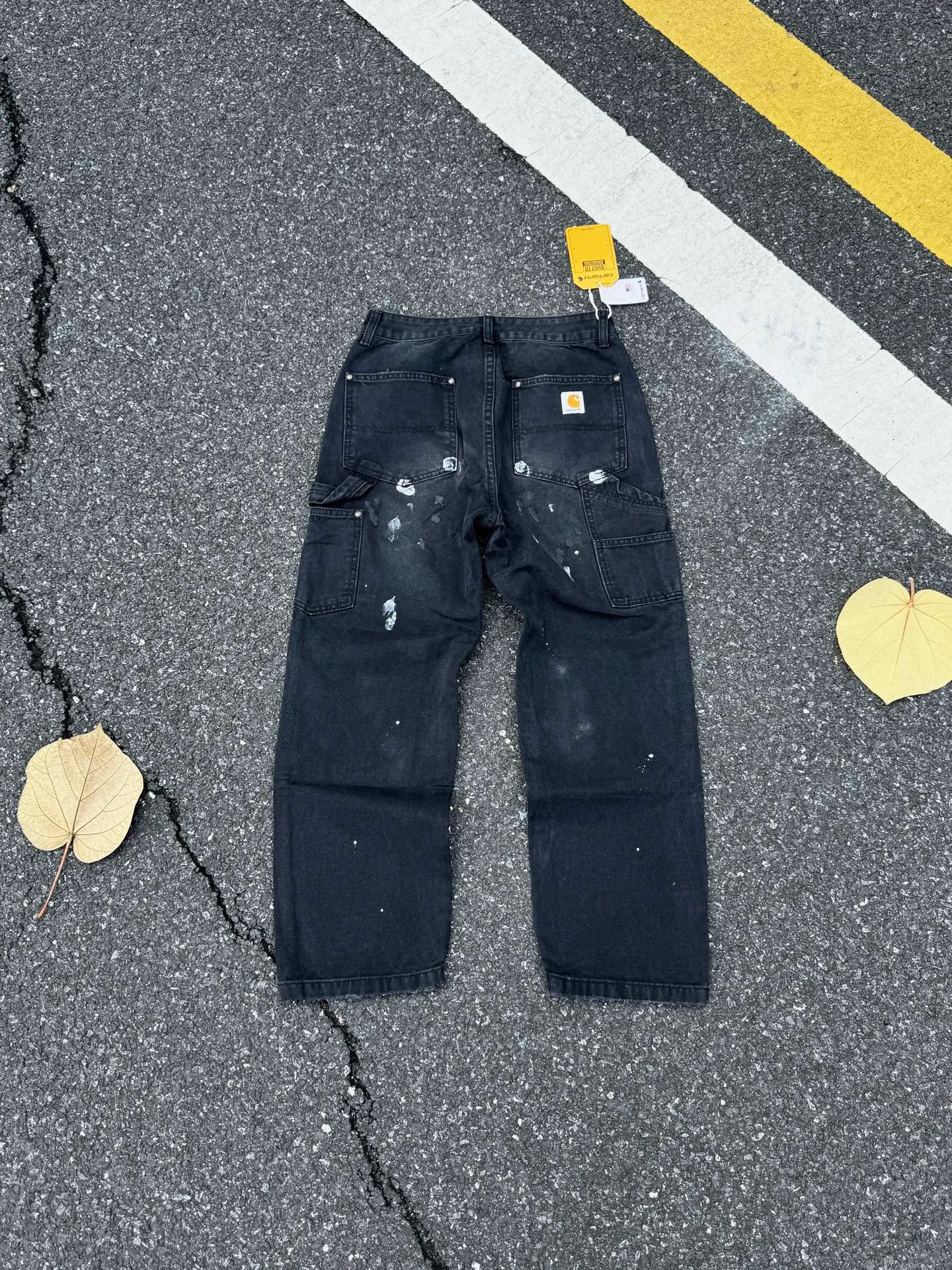 🅿️270 KH1 top vtg Carhartt WIP Carhartt vintage splashed ink holes distressed retro lumberjack Japanese work style jeans Accessories: Customized original logo buckle, including the inner top bracket is also compared to the original with logo hole nails, YKK zipper fly, smooth and easy to pull! Many locations are reinforced with tacks, and the workmanship is solid!  Fabric: The table is made of original authentic custom-made imported fabrics, and the overall tailoring adopts three-dimensional structure tailoring! Ergonomically designed, more flexible when wearing! The cut is streamlined and streamlined, allowing you to move flexibly with your body! Integrates functionality, beauty and durability! Suitable for business, travel, leisure and many other occasions! Straight version Color: splash black Code number: 28 30 32 34 36