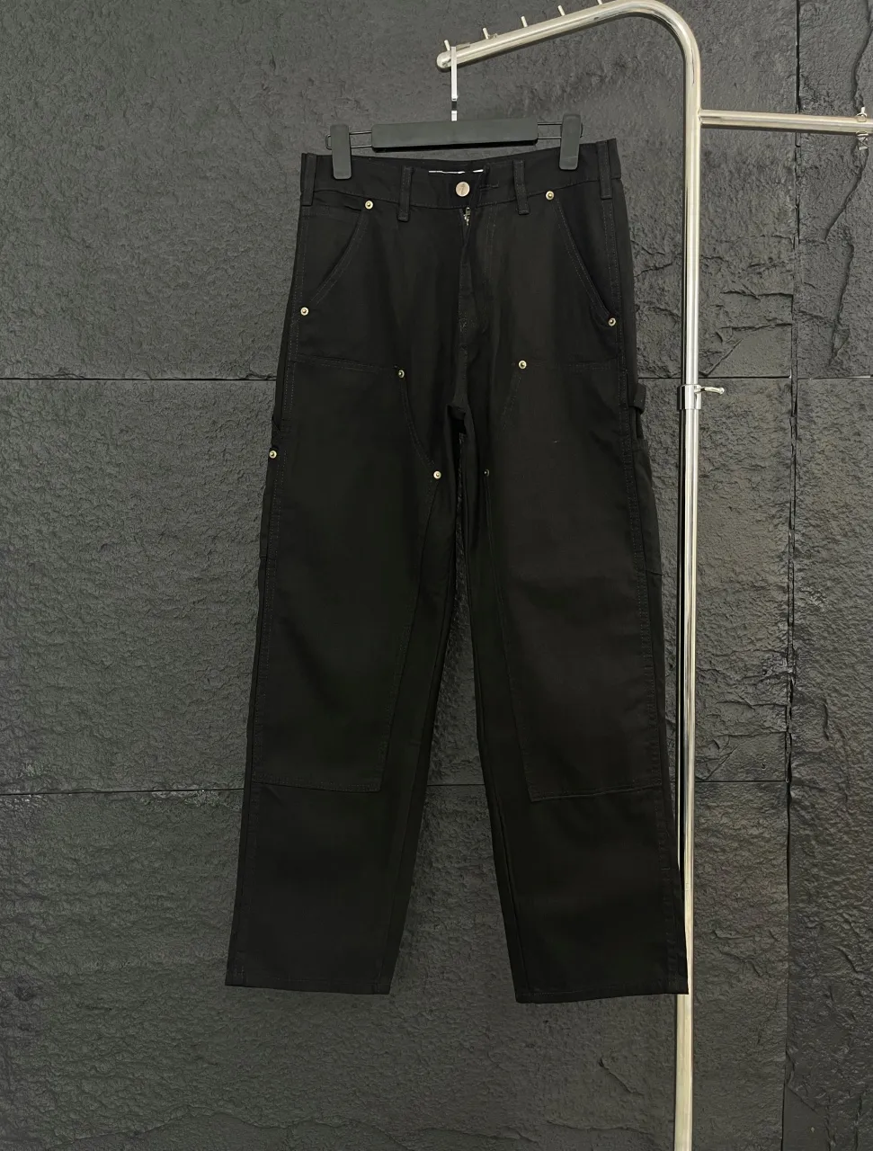 🅿️260!  Carhartt WIP original order!  Style number: HT015 🔥New! Carhartt WIP Carhartt 24SS American retro loose heavyweight washed logging workwear jeans bring the fashion essence of the 1980s into reality.  Three-dimensional tailoring + workwear splicing, niche yet high-end, with careful attention hidden in every detail, simple but never ordinary.  Customized fabric dyed in the same vat, the upper body is soft, breathable and not stuffy, and is super friendly to sensitive skin. The straight version is not flattering on your body shape, and is super cool for both boys and girls. It can be paired with T-shirts, shirts, small leather shoes, Martin boots... You can't go wrong with any combination. It is an absolute wardrobe C-position!  ✅Ergonomic, stretch freely without restraint, and walk with a cool breeze. ✅The tailoring is smooth and fits the body curve, and it will not lose shape no matter how big the movements are. ✅It combines practicality, appearance and durability, and can be used for business, travel, and daily leisure. ✅Hang tag, collar label, and washed wheat, all three labels are complete, and the quality is visible. ⚫Color: classic black, always top-notch fashion. 📏Size: S - XXL (corresponding to sizes 28 - 36)