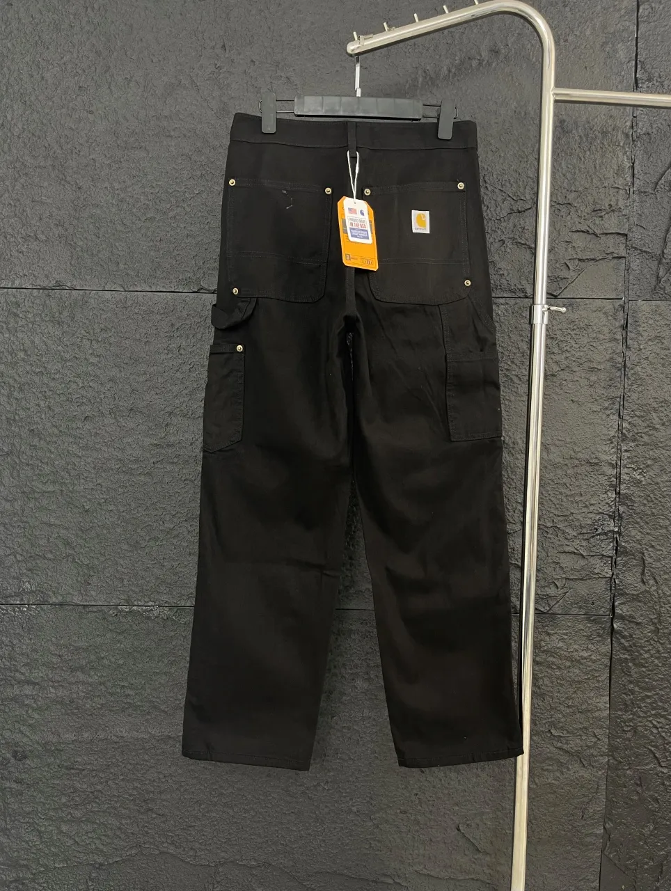 🅿️260!  Carhartt WIP original order!  Style number: HT015 🔥New! Carhartt WIP Carhartt 24SS American retro loose heavyweight washed logging workwear jeans bring the fashion essence of the 1980s into reality.  Three-dimensional tailoring + workwear splicing, niche yet high-end, with careful attention hidden in every detail, simple but never ordinary.  Customized fabric dyed in the same vat, the upper body is soft, breathable and not stuffy, and is super friendly to sensitive skin. The straight version is not flattering on your body shape, and is super cool for both boys and girls. It can be paired with T-shirts, shirts, small leather shoes, Martin boots... You can't go wrong with any combination. It is an absolute wardrobe C-position!  ✅Ergonomic, stretch freely without restraint, and walk with a cool breeze. ✅The tailoring is smooth and fits the body curve, and it will not lose shape no matter how big the movements are. ✅It combines practicality, appearance and durability, and can be used for business, travel, and daily leisure. ✅Hang tag, collar label, and washed wheat, all three labels are complete, and the quality is visible. ⚫Color: classic black, always top-notch fashion. 📏Size: S - XXL (corresponding to sizes 28 - 36)