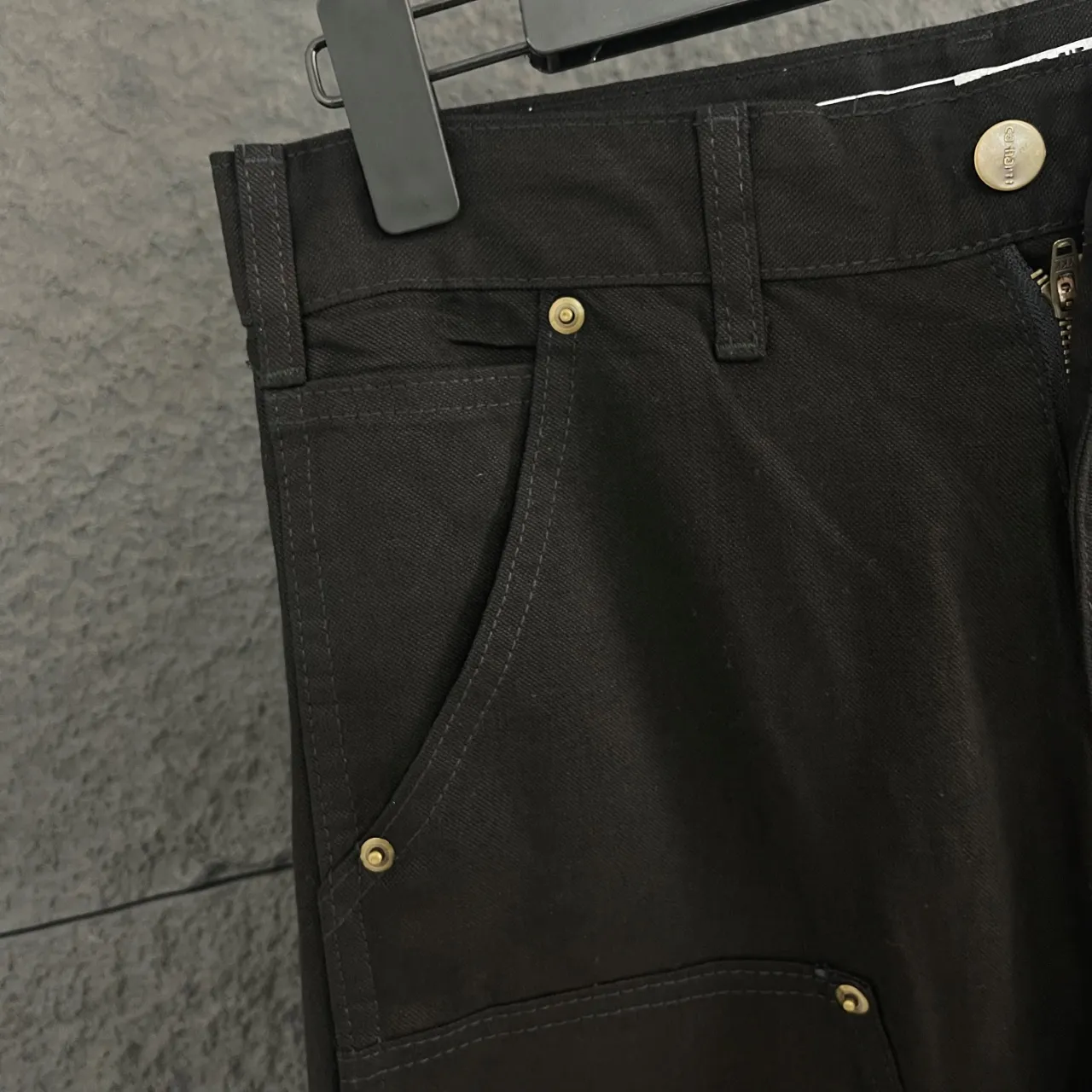 🅿️260!  Carhartt WIP original order!  Style number: HT015 🔥New! Carhartt WIP Carhartt 24SS American retro loose heavyweight washed logging workwear jeans bring the fashion essence of the 1980s into reality.  Three-dimensional tailoring + workwear splicing, niche yet high-end, with careful attention hidden in every detail, simple but never ordinary.  Customized fabric dyed in the same vat, the upper body is soft, breathable and not stuffy, and is super friendly to sensitive skin. The straight version is not flattering on your body shape, and is super cool for both boys and girls. It can be paired with T-shirts, shirts, small leather shoes, Martin boots... You can't go wrong with any combination. It is an absolute wardrobe C-position!  ✅Ergonomic, stretch freely without restraint, and walk with a cool breeze. ✅The tailoring is smooth and fits the body curve, and it will not lose shape no matter how big the movements are. ✅It combines practicality, appearance and durability, and can be used for business, travel, and daily leisure. ✅Hang tag, collar label, and washed wheat, all three labels are complete, and the quality is visible. ⚫Color: classic black, always top-notch fashion. 📏Size: S - XXL (corresponding to sizes 28 - 36)