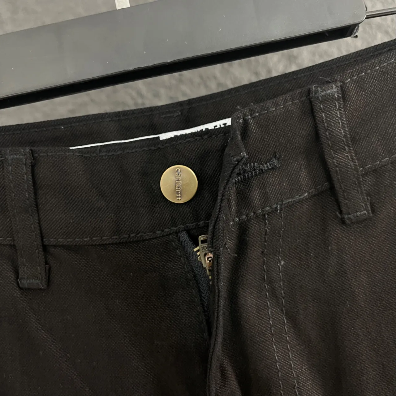 🅿️260!  Carhartt WIP original order!  Style number: HT015 🔥New! Carhartt WIP Carhartt 24SS American retro loose heavyweight washed logging workwear jeans bring the fashion essence of the 1980s into reality.  Three-dimensional tailoring + workwear splicing, niche yet high-end, with careful attention hidden in every detail, simple but never ordinary.  Customized fabric dyed in the same vat, the upper body is soft, breathable and not stuffy, and is super friendly to sensitive skin. The straight version is not flattering on your body shape, and is super cool for both boys and girls. It can be paired with T-shirts, shirts, small leather shoes, Martin boots... You can't go wrong with any combination. It is an absolute wardrobe C-position!  ✅Ergonomic, stretch freely without restraint, and walk with a cool breeze. ✅The tailoring is smooth and fits the body curve, and it will not lose shape no matter how big the movements are. ✅It combines practicality, appearance and durability, and can be used for business, travel, and daily leisure. ✅Hang tag, collar label, and washed wheat, all three labels are complete, and the quality is visible. ⚫Color: classic black, always top-notch fashion. 📏Size: S - XXL (corresponding to sizes 28 - 36)