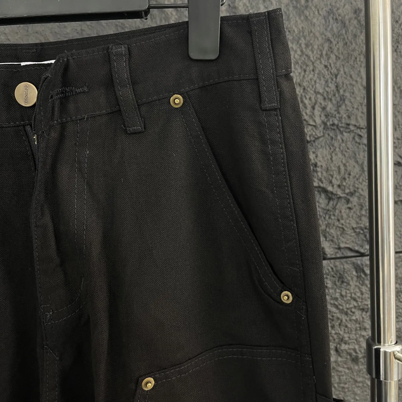 🅿️260!  Carhartt WIP original order!  Style number: HT015 🔥New! Carhartt WIP Carhartt 24SS American retro loose heavyweight washed logging workwear jeans bring the fashion essence of the 1980s into reality.  Three-dimensional tailoring + workwear splicing, niche yet high-end, with careful attention hidden in every detail, simple but never ordinary.  Customized fabric dyed in the same vat, the upper body is soft, breathable and not stuffy, and is super friendly to sensitive skin. The straight version is not flattering on your body shape, and is super cool for both boys and girls. It can be paired with T-shirts, shirts, small leather shoes, Martin boots... You can't go wrong with any combination. It is an absolute wardrobe C-position!  ✅Ergonomic, stretch freely without restraint, and walk with a cool breeze. ✅The tailoring is smooth and fits the body curve, and it will not lose shape no matter how big the movements are. ✅It combines practicality, appearance and durability, and can be used for business, travel, and daily leisure. ✅Hang tag, collar label, and washed wheat, all three labels are complete, and the quality is visible. ⚫Color: classic black, always top-notch fashion. 📏Size: S - XXL (corresponding to sizes 28 - 36)
