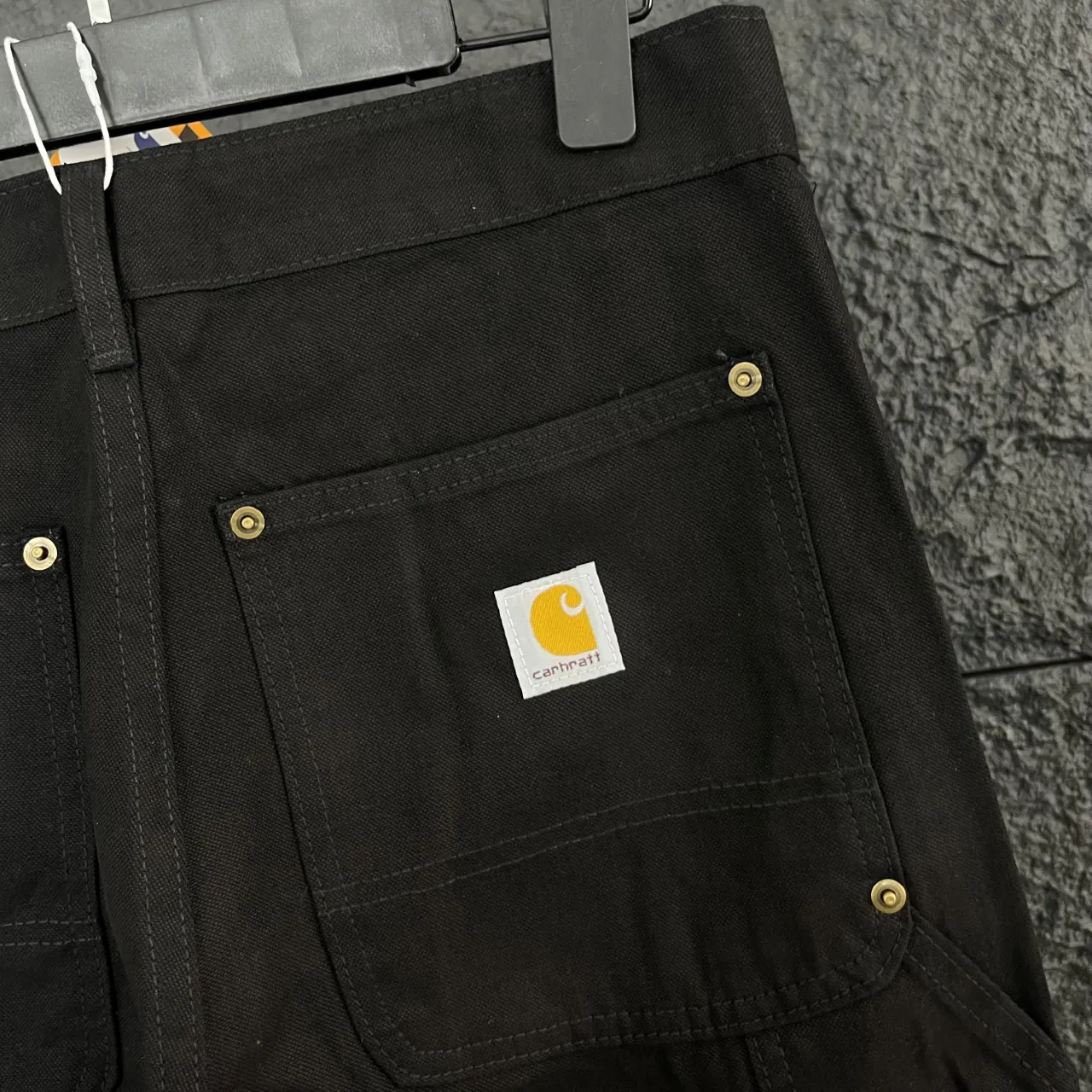 🅿️260!  Carhartt WIP original order!  Style number: HT015 🔥New! Carhartt WIP Carhartt 24SS American retro loose heavyweight washed logging workwear jeans bring the fashion essence of the 1980s into reality.  Three-dimensional tailoring + workwear splicing, niche yet high-end, with careful attention hidden in every detail, simple but never ordinary.  Customized fabric dyed in the same vat, the upper body is soft, breathable and not stuffy, and is super friendly to sensitive skin. The straight version is not flattering on your body shape, and is super cool for both boys and girls. It can be paired with T-shirts, shirts, small leather shoes, Martin boots... You can't go wrong with any combination. It is an absolute wardrobe C-position!  ✅Ergonomic, stretch freely without restraint, and walk with a cool breeze. ✅The tailoring is smooth and fits the body curve, and it will not lose shape no matter how big the movements are. ✅It combines practicality, appearance and durability, and can be used for business, travel, and daily leisure. ✅Hang tag, collar label, and washed wheat, all three labels are complete, and the quality is visible. ⚫Color: classic black, always top-notch fashion. 📏Size: S - XXL (corresponding to sizes 28 - 36)