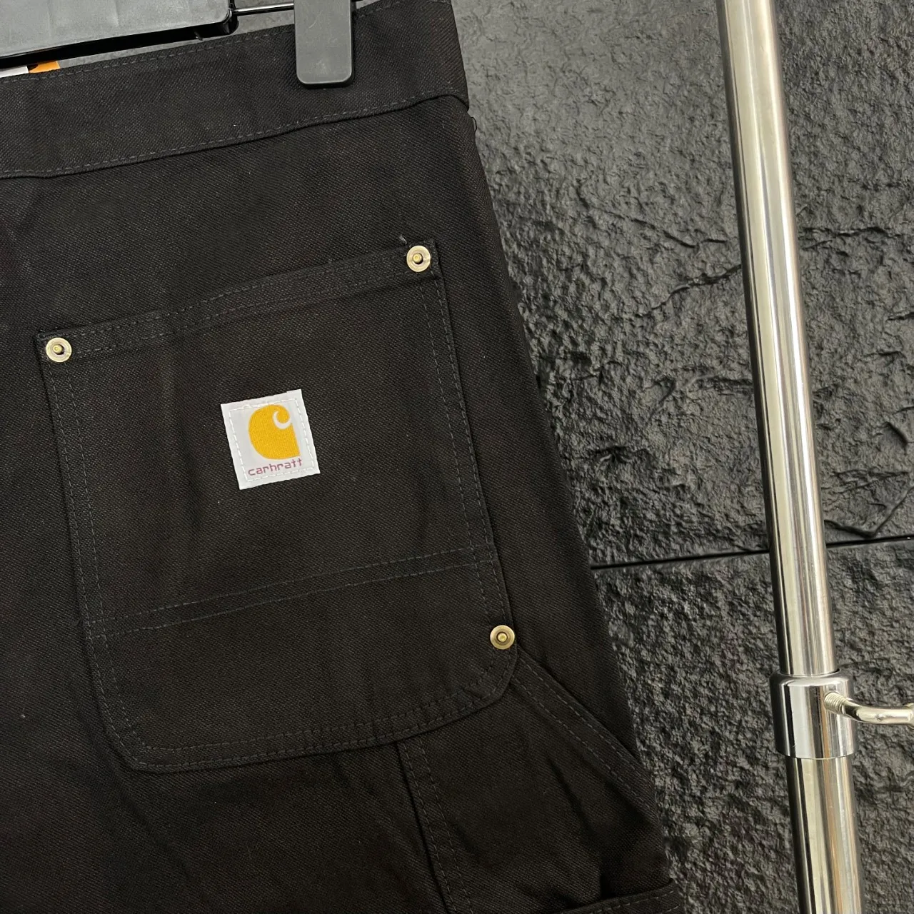 🅿️260!  Carhartt WIP original order!  Style number: HT015 🔥New! Carhartt WIP Carhartt 24SS American retro loose heavyweight washed logging workwear jeans bring the fashion essence of the 1980s into reality.  Three-dimensional tailoring + workwear splicing, niche yet high-end, with careful attention hidden in every detail, simple but never ordinary.  Customized fabric dyed in the same vat, the upper body is soft, breathable and not stuffy, and is super friendly to sensitive skin. The straight version is not flattering on your body shape, and is super cool for both boys and girls. It can be paired with T-shirts, shirts, small leather shoes, Martin boots... You can't go wrong with any combination. It is an absolute wardrobe C-position!  ✅Ergonomic, stretch freely without restraint, and walk with a cool breeze. ✅The tailoring is smooth and fits the body curve, and it will not lose shape no matter how big the movements are. ✅It combines practicality, appearance and durability, and can be used for business, travel, and daily leisure. ✅Hang tag, collar label, and washed wheat, all three labels are complete, and the quality is visible. ⚫Color: classic black, always top-notch fashion. 📏Size: S - XXL (corresponding to sizes 28 - 36)