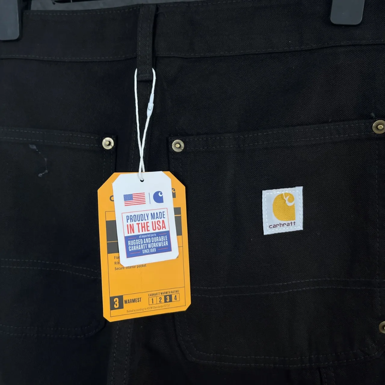 🅿️260!  Carhartt WIP original order!  Style number: HT015 🔥New! Carhartt WIP Carhartt 24SS American retro loose heavyweight washed logging workwear jeans bring the fashion essence of the 1980s into reality.  Three-dimensional tailoring + workwear splicing, niche yet high-end, with careful attention hidden in every detail, simple but never ordinary.  Customized fabric dyed in the same vat, the upper body is soft, breathable and not stuffy, and is super friendly to sensitive skin. The straight version is not flattering on your body shape, and is super cool for both boys and girls. It can be paired with T-shirts, shirts, small leather shoes, Martin boots... You can't go wrong with any combination. It is an absolute wardrobe C-position!  ✅Ergonomic, stretch freely without restraint, and walk with a cool breeze. ✅The tailoring is smooth and fits the body curve, and it will not lose shape no matter how big the movements are. ✅It combines practicality, appearance and durability, and can be used for business, travel, and daily leisure. ✅Hang tag, collar label, and washed wheat, all three labels are complete, and the quality is visible. ⚫Color: classic black, always top-notch fashion. 📏Size: S - XXL (corresponding to sizes 28 - 36)