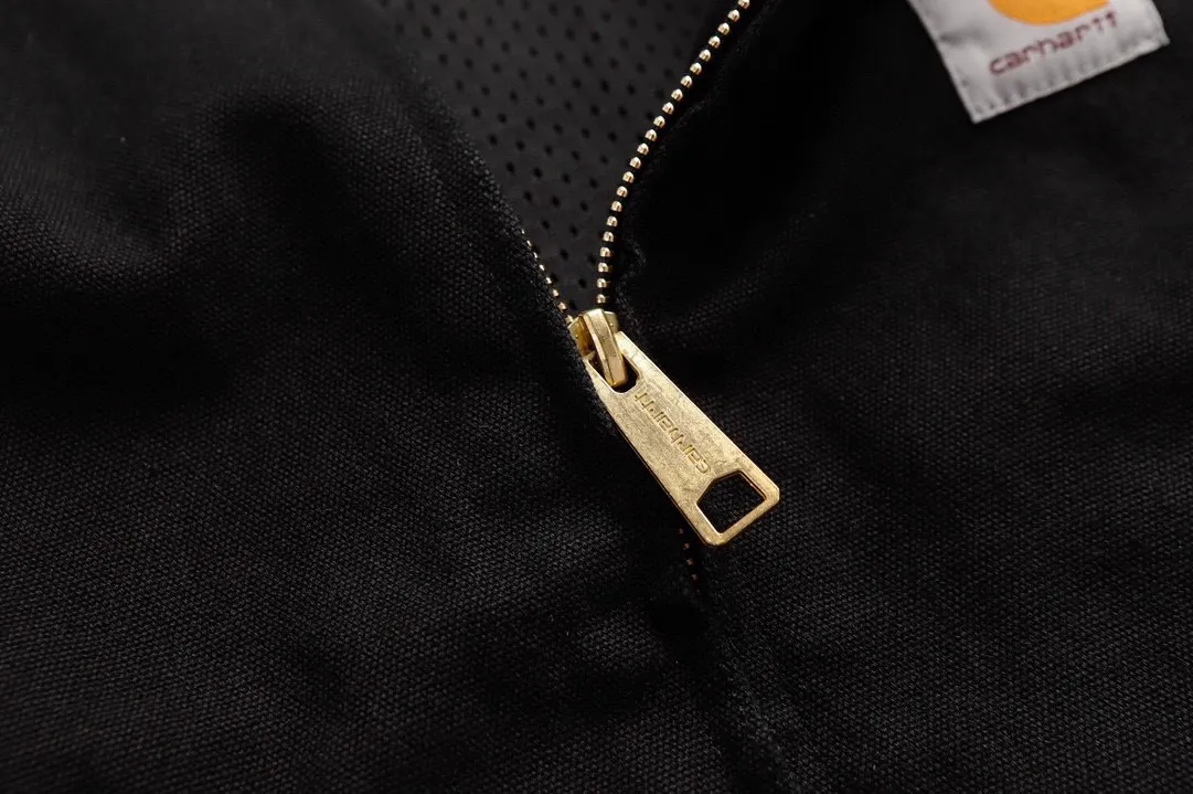 🅿️350 Carhartt Wip Carhartt classic Detroit zipper jacket couple casual workwear jacket 1️⃣The fabric is made of new environmentally friendly twill fabric. The light wash feels and the color will look better with time. It is a very high-quality fabric! 2️⃣The workmanship details are perfectly controlled, the classic logo is embroidered on the chest, the corduroy lapel highlights the unique style, the customized gold zipper, and the gold buttons all have logos that become more unique as they wear out with use! 3️⃣ Suitable for daily wear and can be worn in various styles. It is a very versatile jacket for men and women!  Color: black, yellow, purple Size: S, M, L, XL
