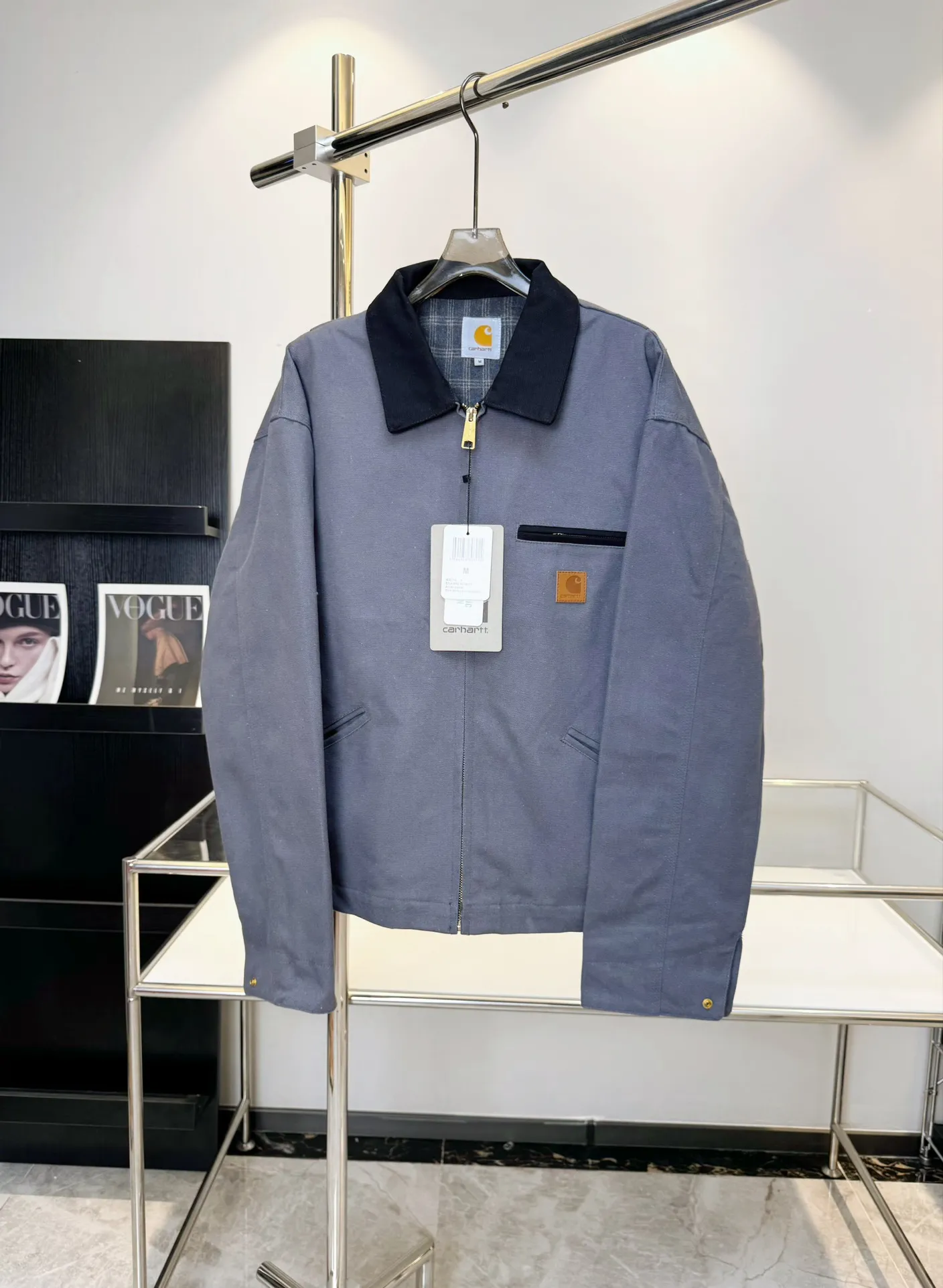 🅿️410 American CARHARTT-Carhart J97 washed and distressed heavy-duty Detroit jacket, vintage work canvas jacket, multi-pocket zipper lapel work jacket, hot-selling item on the platform, daily sales of 200➕ Carhart, an American brand with a history of 130 years, is known for its excellent manufacturing quality Catat is famous for its comfortable and durable high-quality workwear. It is one of the hottest workwear brands in recent times. Its classic status in the hearts of many American workwear players is indescribable. The variety is indescribable⚠ 16oz composite sand-washed Shumei silk. The whole piece weighs 3 pounds. Customized oil-sealed zippers, wool lining, custom leather label, heavy washing, color registration after fading, custom buttons 28 days!  Kanyewest star Alexander Dwayne "The Rock" Johnson and Tom Hardy have the same upper body with a washed distressed effect. Carhart's old-fashioned jacket has the features of shoulder length, short body, wide and slightly long waist, and an inverted triangle shape when viewed from the back. These are common features of American jackets, which are perfectly presented and infinitely magnified in the Detroit jacket. In terms of fabrics, J97 does not use 120Z native canvas, but uses sand and gravel washed canvas, which ensures wear resistance while also increasing softness and comfort. The collar does not use corduroy like J001, but uses sand and gravel washed canvas that is consistent with the main body, but the comfort is no worse than that of corduroy. The LOGO on the chest uses a dark brown PU leather square "leather label" instead of the white background "yellow moon" LOGO cloth label like J011. Color: Petrol Blue Size: M-XXL