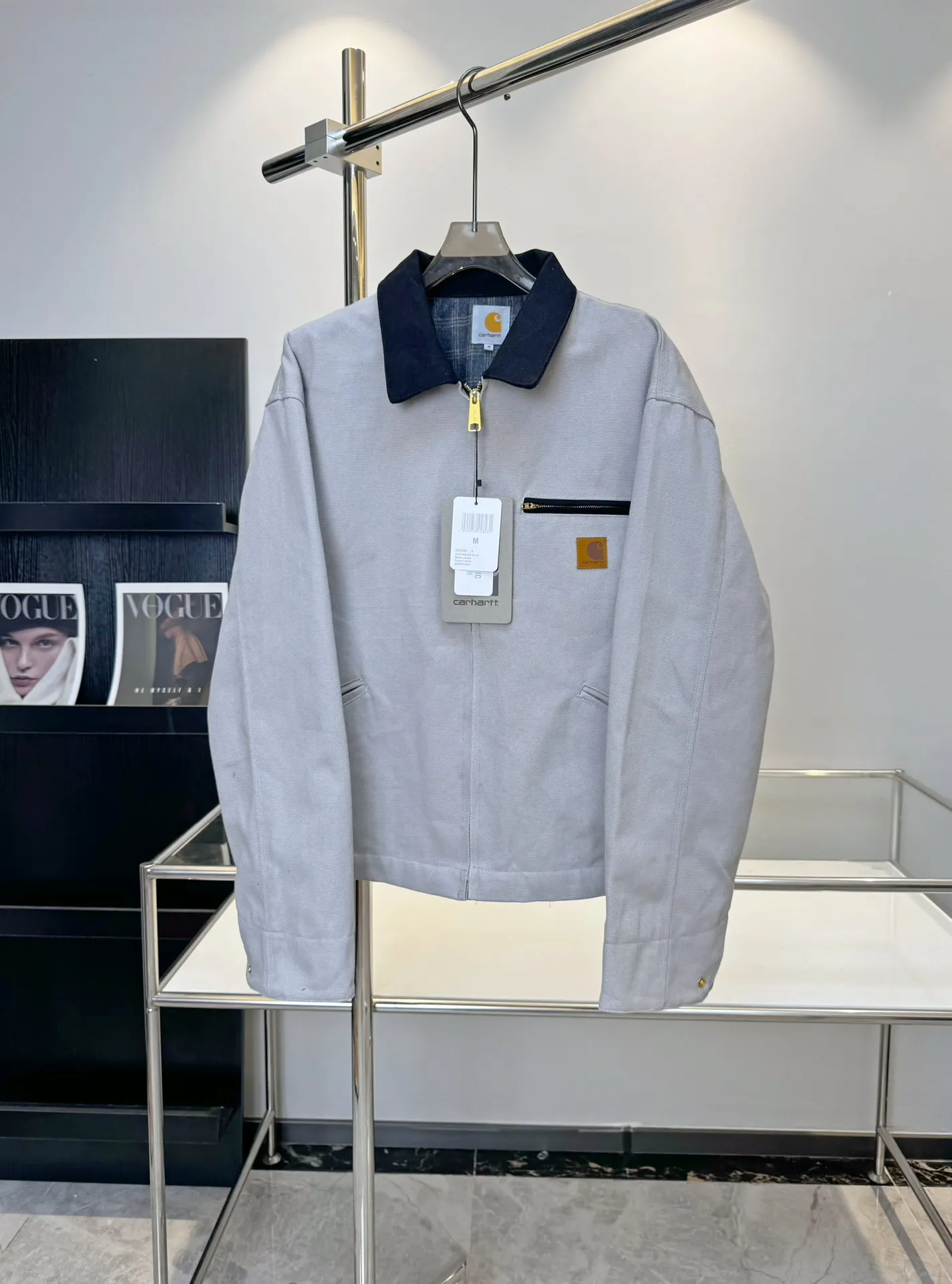 🅿️410 American CARHARTT-Carhart J97 washed and distressed heavy-duty Detroit jacket, vintage work canvas jacket, multi-pocket zipper lapel work jacket, hot-selling item on the platform, daily sales of 200➕ Carhart, an American brand with a history of 130 years, is known for its excellent manufacturing quality Catat is famous for its comfortable and durable high-quality workwear. It is one of the hottest workwear brands in recent times. Its classic status in the hearts of many American workwear players is indescribable. The variety is indescribable⚠ 16oz composite sand-washed Shumei silk. The whole piece weighs 3 pounds. Customized oil-sealed zippers, wool lining, custom leather label, heavy washing, color registration after fading, custom buttons 28 days!  Kanyewest star Alexander Dwayne "The Rock" Johnson and Tom Hardy have the same upper body with a washed distressed effect. Carhart's old-fashioned jacket has the features of shoulder length, short body, wide and slightly long waist, and an inverted triangle shape when viewed from the back. These are common features of American jackets, which are perfectly presented and infinitely magnified in the Detroit jacket. In terms of fabrics, J97 does not use 120Z native canvas, but uses sand and gravel washed canvas, which ensures wear resistance while also increasing softness and comfort. The collar does not use corduroy like J001, but uses sand and gravel washed canvas that is consistent with the main body, but the comfort is no worse than that of corduroy. The LOGO on the chest uses a dark brown PU leather square "leather label" instead of the white background "yellow moon" LOGO cloth label like J011. Color: Petrol Blue Size: M-XXL