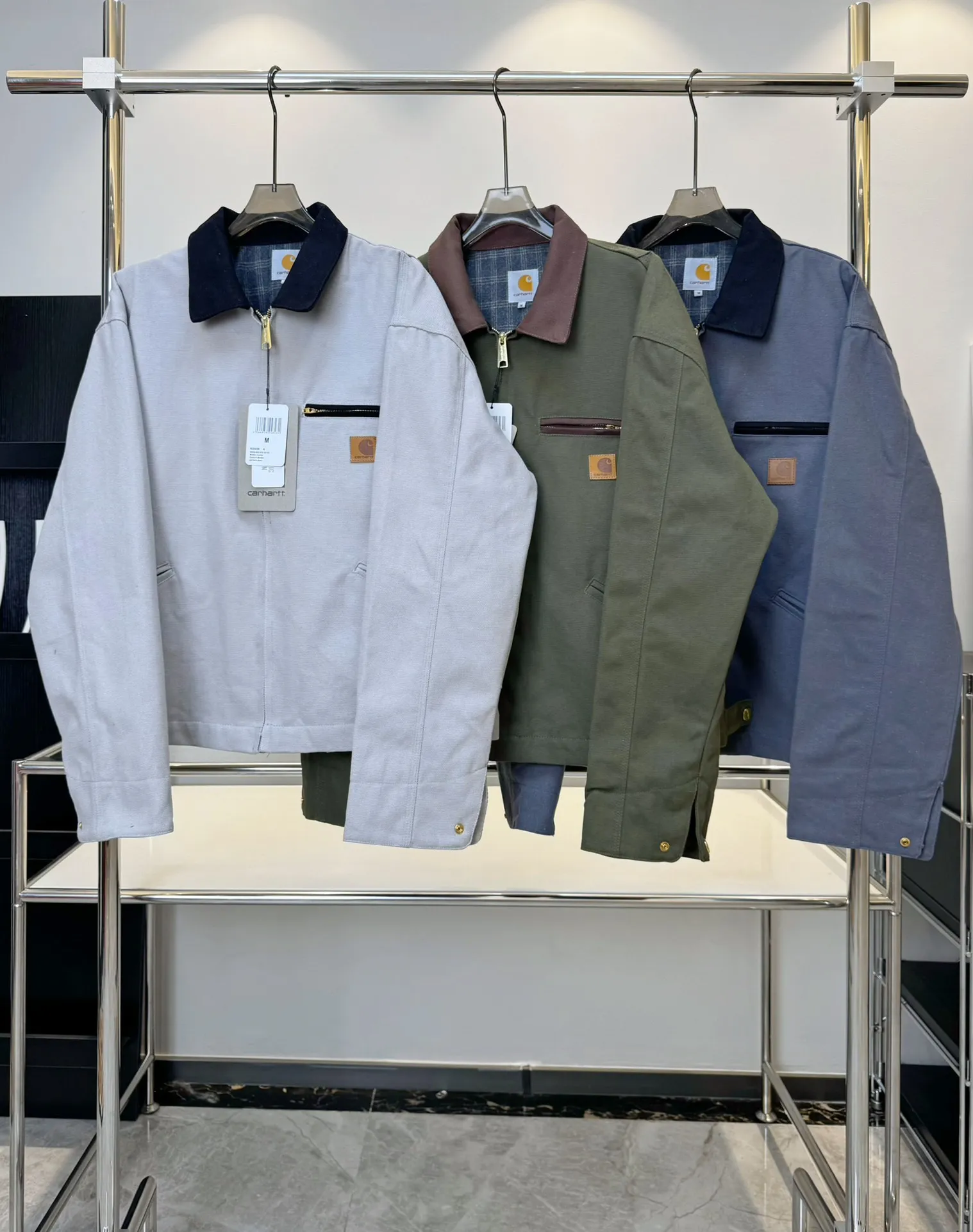 🅿️410 American CARHARTT-Carhart J97 washed and distressed heavy-duty Detroit jacket, vintage work canvas jacket, multi-pocket zipper lapel work jacket, hot-selling item on the platform, daily sales of 200➕ Carhart, an American brand with a history of 130 years, is known for its excellent manufacturing quality Catat is famous for its comfortable and durable high-quality workwear. It is one of the hottest workwear brands in recent times. Its classic status in the hearts of many American workwear players is indescribable. The variety is indescribable⚠ 16oz composite sand-washed Shumei silk. The whole piece weighs 3 pounds. Customized oil-sealed zippers, wool lining, custom leather label, heavy washing, color registration after fading, custom buttons 28 days!  Kanyewest star Alexander Dwayne "The Rock" Johnson and Tom Hardy have the same upper body with a washed distressed effect. Carhart's old-fashioned jacket has the features of shoulder length, short body, wide and slightly long waist, and an inverted triangle shape when viewed from the back. These are common features of American jackets, which are perfectly presented and infinitely magnified in the Detroit jacket. In terms of fabrics, J97 does not use 120Z native canvas, but uses sand and gravel washed canvas, which ensures wear resistance while also increasing softness and comfort. The collar does not use corduroy like J001, but uses sand and gravel washed canvas that is consistent with the main body, but the comfort is no worse than that of corduroy. The LOGO on the chest uses a dark brown PU leather square "leather label" instead of the white background "yellow moon" LOGO cloth label like J011. Color: Petrol Blue Size: M-XXL
