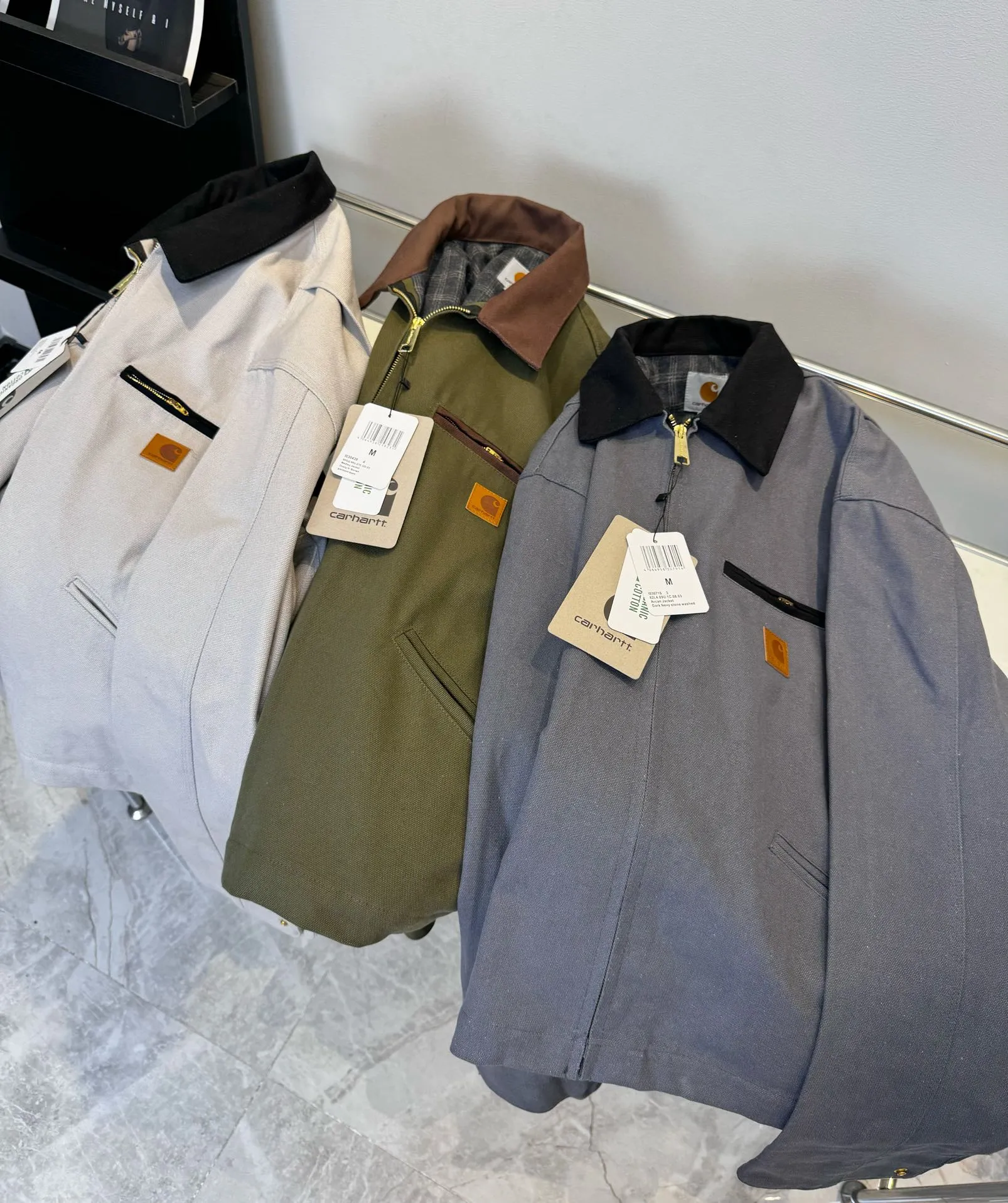 🅿️410 American CARHARTT-Carhart J97 washed and distressed heavy-duty Detroit jacket, vintage work canvas jacket, multi-pocket zipper lapel work jacket, hot-selling item on the platform, daily sales of 200➕ Carhart, an American brand with a history of 130 years, is known for its excellent manufacturing quality Catat is famous for its comfortable and durable high-quality workwear. It is one of the hottest workwear brands in recent times. Its classic status in the hearts of many American workwear players is indescribable. The variety is indescribable⚠ 16oz composite sand-washed Shumei silk. The whole piece weighs 3 pounds. Customized oil-sealed zippers, wool lining, custom leather label, heavy washing, color registration after fading, custom buttons 28 days!  Kanyewest star Alexander Dwayne "The Rock" Johnson and Tom Hardy have the same upper body with a washed distressed effect. Carhart's old-fashioned jacket has the features of shoulder length, short body, wide and slightly long waist, and an inverted triangle shape when viewed from the back. These are common features of American jackets, which are perfectly presented and infinitely magnified in the Detroit jacket. In terms of fabrics, J97 does not use 120Z native canvas, but uses sand and gravel washed canvas, which ensures wear resistance while also increasing softness and comfort. The collar does not use corduroy like J001, but uses sand and gravel washed canvas that is consistent with the main body, but the comfort is no worse than that of corduroy. The LOGO on the chest uses a dark brown PU leather square "leather label" instead of the white background "yellow moon" LOGO cloth label like J011. Color: Petrol Blue Size: M-XXL