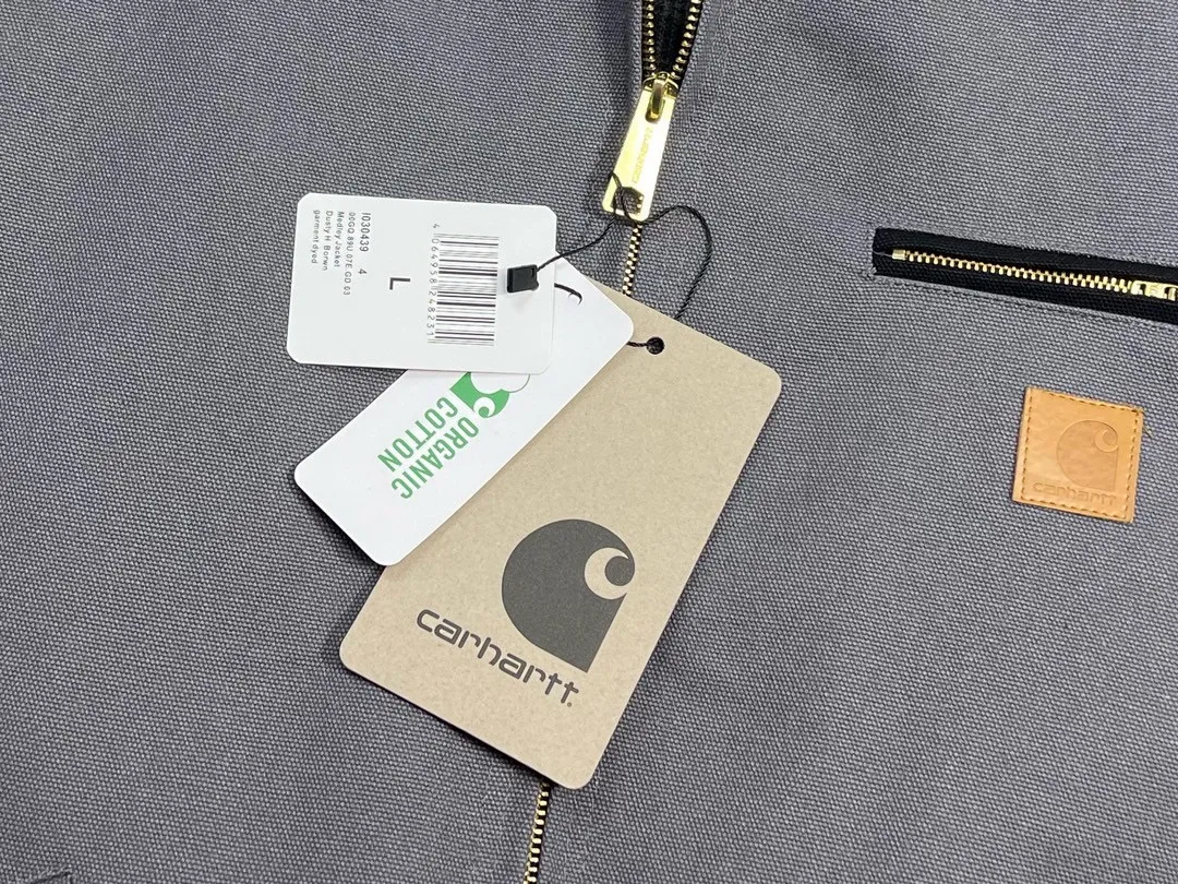 🅿️410 American CARHARTT-Carhart J97 washed and distressed heavy-duty Detroit jacket, vintage work canvas jacket, multi-pocket zipper lapel work jacket, hot-selling item on the platform, daily sales of 200➕ Carhart, an American brand with a history of 130 years, is known for its excellent manufacturing quality Catat is famous for its comfortable and durable high-quality workwear. It is one of the hottest workwear brands in recent times. Its classic status in the hearts of many American workwear players is indescribable. The variety is indescribable⚠ 16oz composite sand-washed Shumei silk. The whole piece weighs 3 pounds. Customized oil-sealed zippers, wool lining, custom leather label, heavy washing, color registration after fading, custom buttons 28 days!  Kanyewest star Alexander Dwayne "The Rock" Johnson and Tom Hardy have the same upper body with a washed distressed effect. Carhart's old-fashioned jacket has the features of shoulder length, short body, wide and slightly long waist, and an inverted triangle shape when viewed from the back. These are common features of American jackets, which are perfectly presented and infinitely magnified in the Detroit jacket. In terms of fabrics, J97 does not use 120Z native canvas, but uses sand and gravel washed canvas, which ensures wear resistance while also increasing softness and comfort. The collar does not use corduroy like J001, but uses sand and gravel washed canvas that is consistent with the main body, but the comfort is no worse than that of corduroy. The LOGO on the chest uses a dark brown PU leather square "leather label" instead of the white background "yellow moon" LOGO cloth label like J011. Color: Petrol Blue Size: M-XXL