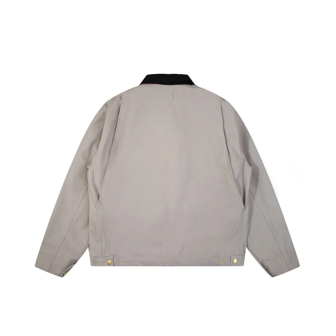 🅿️410 American CARHARTT-Carhart J97 washed and distressed heavy-duty Detroit jacket, vintage work canvas jacket, multi-pocket zipper lapel work jacket, hot-selling item on the platform, daily sales of 200➕ Carhart, an American brand with a history of 130 years, is known for its excellent manufacturing quality Catat is famous for its comfortable and durable high-quality workwear. It is one of the hottest workwear brands in recent times. Its classic status in the hearts of many American workwear players is indescribable. The variety is indescribable⚠ 16oz composite sand-washed Shumei silk. The whole piece weighs 3 pounds. Customized oil-sealed zippers, wool lining, custom leather label, heavy washing, color registration after fading, custom buttons 28 days!  Kanyewest star Alexander Dwayne "The Rock" Johnson and Tom Hardy have the same upper body with a washed distressed effect. Carhart's old-fashioned jacket has the features of shoulder length, short body, wide and slightly long waist, and an inverted triangle shape when viewed from the back. These are common features of American jackets, which are perfectly presented and infinitely magnified in the Detroit jacket. In terms of fabrics, J97 does not use 120Z native canvas, but uses sand and gravel washed canvas, which ensures wear resistance while also increasing softness and comfort. The collar does not use corduroy like J001, but uses sand and gravel washed canvas that is consistent with the main body, but the comfort is no worse than that of corduroy. The LOGO on the chest uses a dark brown PU leather square "leather label" instead of the white background "yellow moon" LOGO cloth label like J011. Color: Moss Green, Taro Gray, Petrol Blue Size: M-XXL Length: 67 69 71 73 Bust: 130 134 138 142 Shoulder Width: 55 56 57 58 Sleeve Length: 62 63 64 65