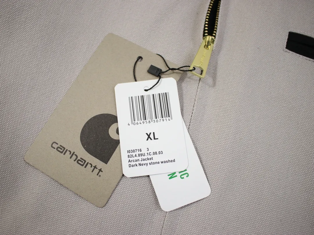🅿️410 American CARHARTT-Carhart J97 washed and distressed heavy-duty Detroit jacket, vintage work canvas jacket, multi-pocket zipper lapel work jacket, hot-selling item on the platform, daily sales of 200➕ Carhart, an American brand with a history of 130 years, is known for its excellent manufacturing quality Catat is famous for its comfortable and durable high-quality workwear. It is one of the hottest workwear brands in recent times. Its classic status in the hearts of many American workwear players is indescribable. The variety is indescribable⚠ 16oz composite sand-washed Shumei silk. The whole piece weighs 3 pounds. Customized oil-sealed zippers, wool lining, custom leather label, heavy washing, color registration after fading, custom buttons 28 days!  Kanyewest star Alexander Dwayne "The Rock" Johnson and Tom Hardy have the same upper body with a washed distressed effect. Carhart's old-fashioned jacket has the features of shoulder length, short body, wide and slightly long waist, and an inverted triangle shape when viewed from the back. These are common features of American jackets, which are perfectly presented and infinitely magnified in the Detroit jacket. In terms of fabrics, J97 does not use 120Z native canvas, but uses sand and gravel washed canvas, which ensures wear resistance while also increasing softness and comfort. The collar does not use corduroy like J001, but uses sand and gravel washed canvas that is consistent with the main body, but the comfort is no worse than that of corduroy. The LOGO on the chest uses a dark brown PU leather square "leather label" instead of the white background "yellow moon" LOGO cloth label like J011. Color: Moss Green, Taro Gray, Petrol Blue Size: M-XXL Length: 67 69 71 73 Bust: 130 134 138 142 Shoulder Width: 55 56 57 58 Sleeve Length: 62 63 64 65
