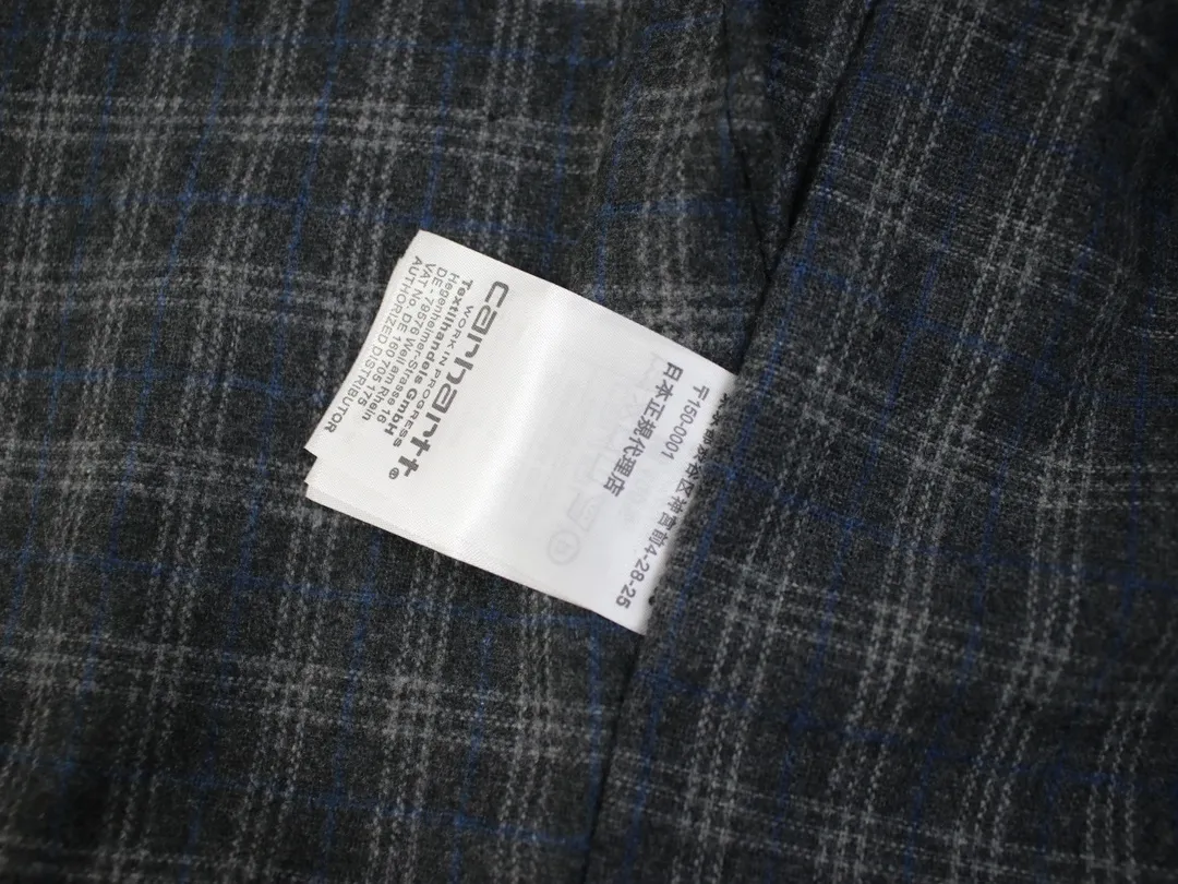 🅿️410 American CARHARTT-Carhart J97 washed and distressed heavy-duty Detroit jacket, vintage work canvas jacket, multi-pocket zipper lapel work jacket, hot-selling item on the platform, daily sales of 200➕ Carhart, an American brand with a history of 130 years, is known for its excellent manufacturing quality Catat is famous for its comfortable and durable high-quality workwear. It is one of the hottest workwear brands in recent times. Its classic status in the hearts of many American workwear players is indescribable. The variety is indescribable⚠ 16oz composite sand-washed Shumei silk. The whole piece weighs 3 pounds. Customized oil-sealed zippers, wool lining, custom leather label, heavy washing, color registration after fading, custom buttons 28 days!  Kanyewest star Alexander Dwayne "The Rock" Johnson and Tom Hardy have the same upper body with a washed distressed effect. Carhart's old-fashioned jacket has the features of shoulder length, short body, wide and slightly long waist, and an inverted triangle shape when viewed from the back. These are common features of American jackets, which are perfectly presented and infinitely magnified in the Detroit jacket. In terms of fabrics, J97 does not use 120Z native canvas, but uses sand and gravel washed canvas, which ensures wear resistance while also increasing softness and comfort. The collar does not use corduroy like J001, but uses sand and gravel washed canvas that is consistent with the main body, but the comfort is no worse than that of corduroy. The LOGO on the chest uses a dark brown PU leather square "leather label" instead of the white background "yellow moon" LOGO cloth label like J011. Color: Moss Green, Taro Gray, Petrol Blue Size: M-XXL Length: 67 69 71 73 Bust: 130 134 138 142 Shoulder Width: 55 56 57 58 Sleeve Length: 62 63 64 65
