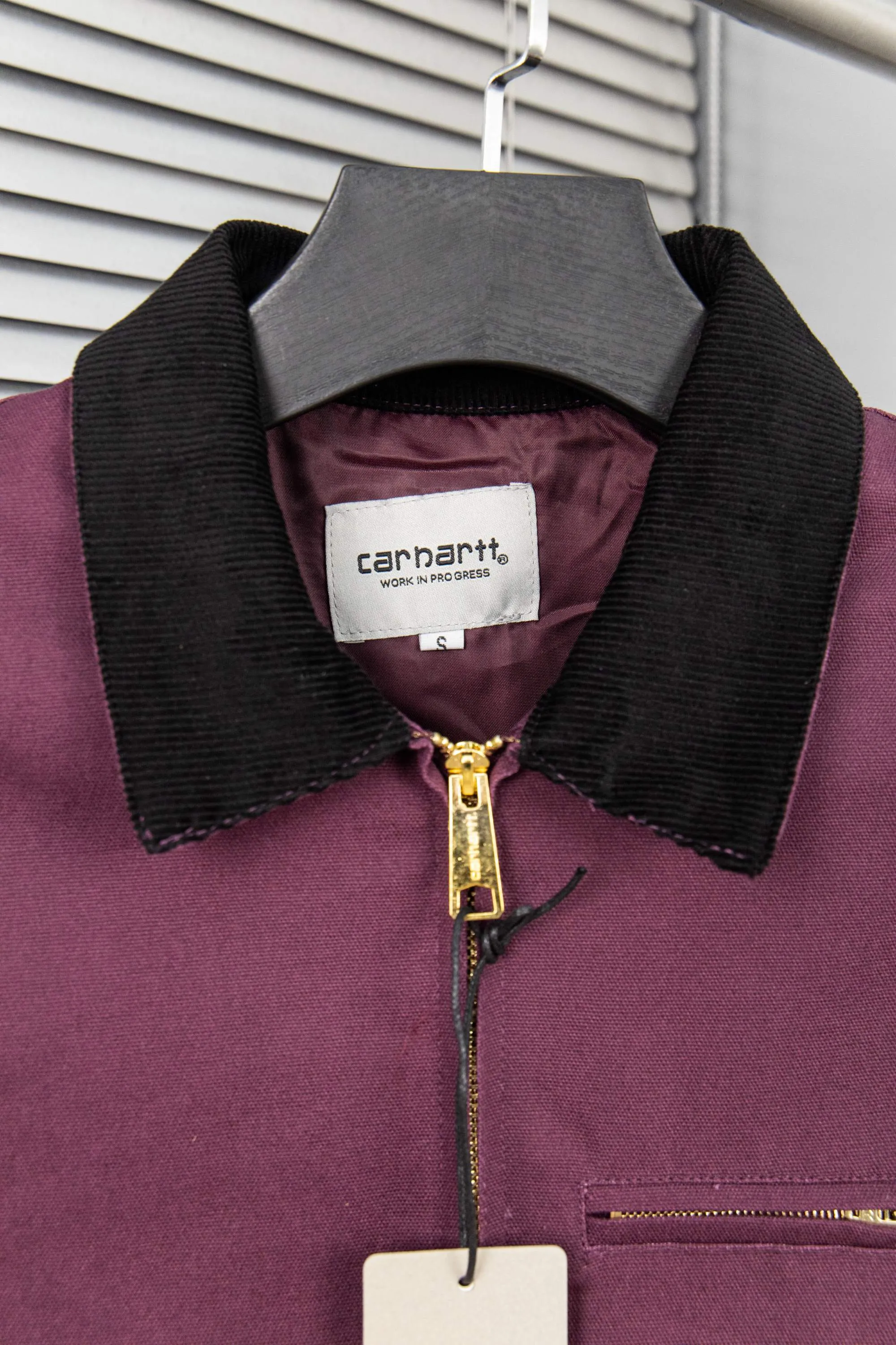 🅿️330 New: Style number: B123 Carhartt Wip Carhartt classic Detroit zipper jacket couple casual work jacket 1️⃣The fabric is made of new environmentally friendly twill fabric. The light wash feels and the color will look better with time. It is a very high-quality fabric!  2️⃣The workmanship details are perfectly controlled, the classic logo is embroidered on the chest, the corduroy lapel highlights the unique style, the customized gold zipper, and the gold buttons all have logos that become more unique as they wear out with use! 3️⃣ Suitable for daily wear and can be worn in various styles. It is a very versatile jacket for men and women! Color: black, yellow, purple Size: S, M, L, XL