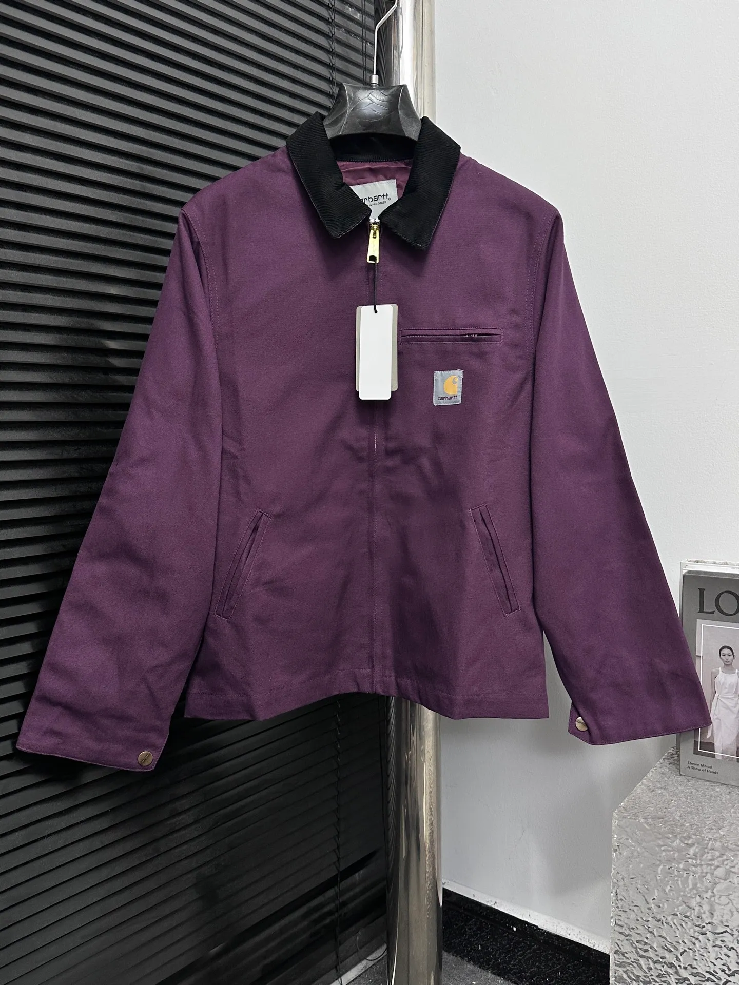🅿️340 [Carhartt Wip] Carhartt Detroit zipper casual workwear for couples. The fabric is made of new environmentally friendly twill fabric. The light wash feels and the color will look better with time. It is a very high-quality fabric!  The workmanship details are perfectly controlled, the classic logo is embroidered on the chest, the corduroy lapel highlights the unique style, the custom gold zipper, and the gold buttons all have the logo and become more unique as they wear out with use! Suitable for daily wear, suitable for all styles, same style for men and women. Sizes: S-XL