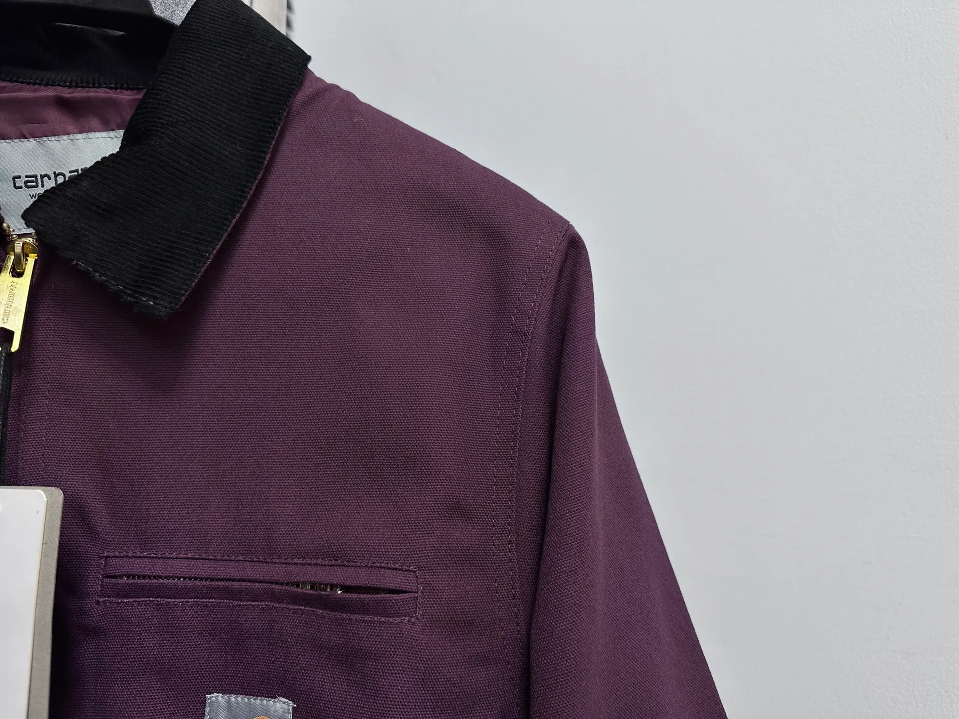 🅿️340 [Carhartt Wip] Carhartt Detroit zipper casual workwear for couples. The fabric is made of new environmentally friendly twill fabric. The light wash feels and the color will look better with time. It is a very high-quality fabric!  The workmanship details are perfectly controlled, the classic logo is embroidered on the chest, the corduroy lapel highlights the unique style, the custom gold zipper, and the gold buttons all have the logo and become more unique as they wear out with use! Suitable for daily wear, suitable for all styles, same style for men and women. Sizes: S-XL