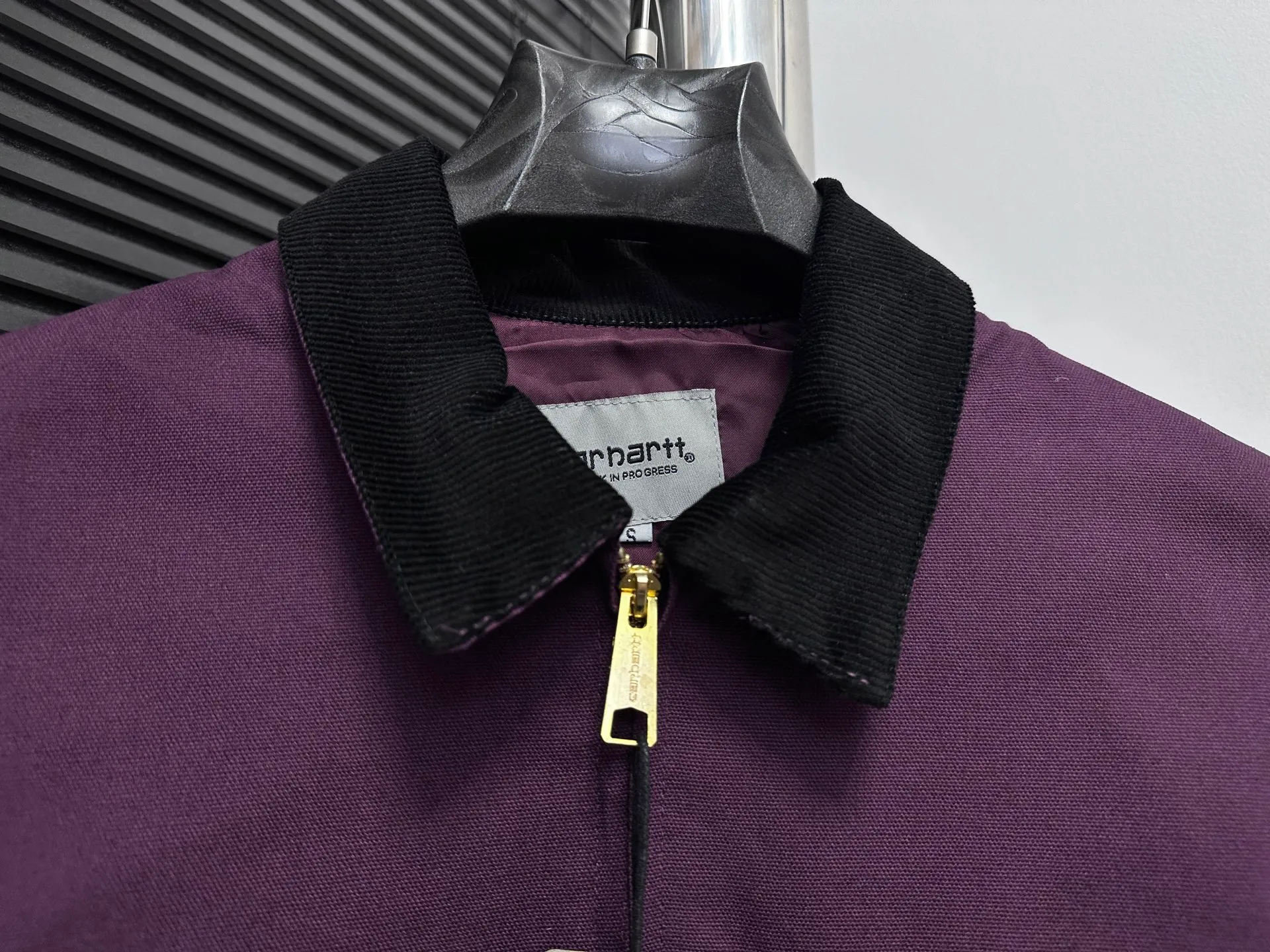🅿️340 [Carhartt Wip] Carhartt Detroit zipper casual workwear for couples. The fabric is made of new environmentally friendly twill fabric. The light wash feels and the color will look better with time. It is a very high-quality fabric!  The workmanship details are perfectly controlled, the classic logo is embroidered on the chest, the corduroy lapel highlights the unique style, the custom gold zipper, and the gold buttons all have the logo and become more unique as they wear out with use! Suitable for daily wear, suitable for all styles, same style for men and women. Sizes: S-XL