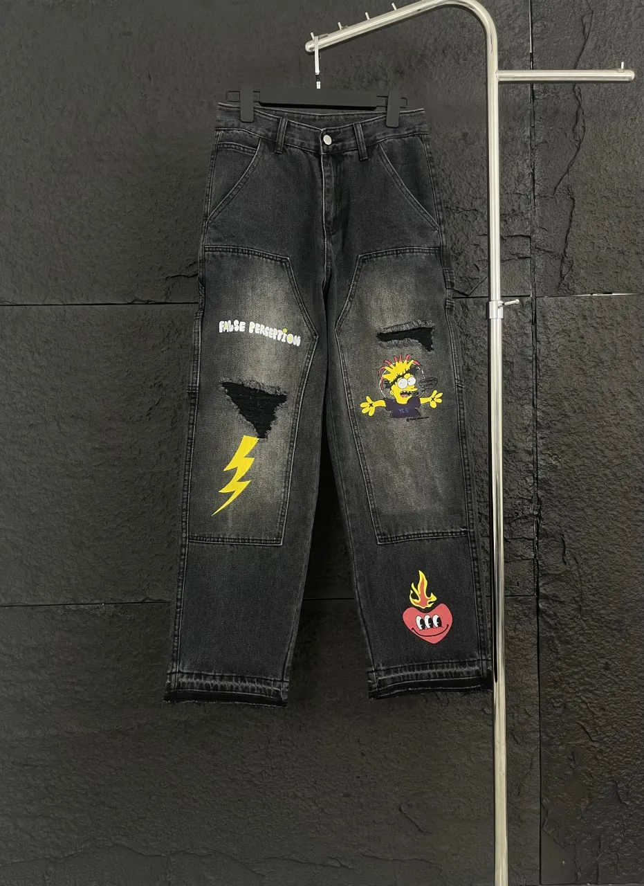 🅿️270 Top Style Number: CT111 Carhartt’s False Perception T800 Simpson graffiti overalls!  The streamlined and streamlined tailoring can move flexibly with the body, providing maximum comfort. Perfectly integrating functionality, beauty and durability, it is perfect for business occasions, travel or leisure time. The straight silhouette is classic and versatile. It doesn't matter your body shape and can be worn with any combination to look fashionable. It can be easily worn by both men and women.  The Simpsons graffiti elements on the pants are full of personality and add a lot of fun and fashion to the overall look.  🔘Color: Calm black, a versatile color that can never go wrong 🔘Size: S, M, L, XL, XXL, corresponding to sizes 28, 30, 32, 34, 36, ready stock