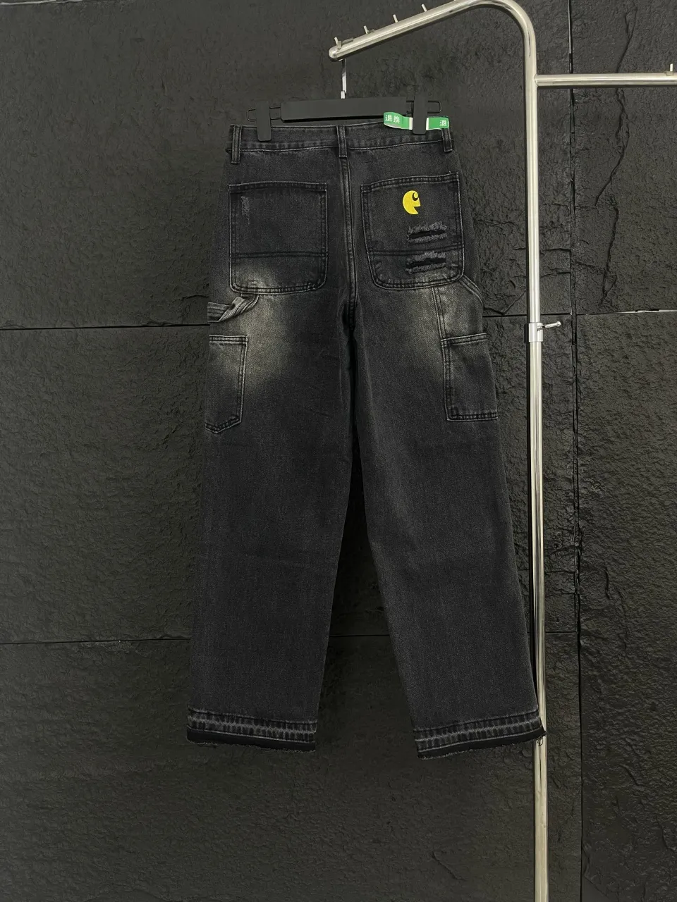 🅿️270 Top Style Number: CT111 Carhartt’s False Perception T800 Simpson graffiti overalls!  The streamlined and streamlined tailoring can move flexibly with the body, providing maximum comfort. Perfectly integrating functionality, beauty and durability, it is perfect for business occasions, travel or leisure time. The straight silhouette is classic and versatile. It doesn't matter your body shape and can be worn with any combination to look fashionable. It can be easily worn by both men and women.  The Simpsons graffiti elements on the pants are full of personality and add a lot of fun and fashion to the overall look.  🔘Color: Calm black, a versatile color that can never go wrong 🔘Size: S, M, L, XL, XXL, corresponding to sizes 28, 30, 32, 34, 36, ready stock