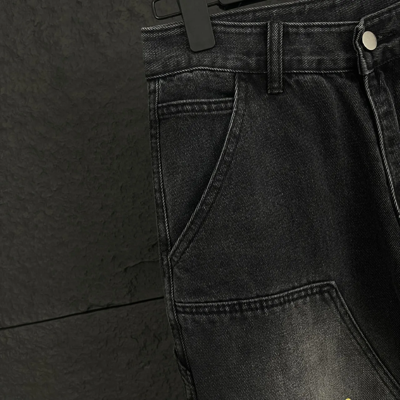 🅿️270 Top Style Number: CT111 Carhartt’s False Perception T800 Simpson graffiti overalls!  The streamlined and streamlined tailoring can move flexibly with the body, providing maximum comfort. Perfectly integrating functionality, beauty and durability, it is perfect for business occasions, travel or leisure time. The straight silhouette is classic and versatile. It doesn't matter your body shape and can be worn with any combination to look fashionable. It can be easily worn by both men and women.  The Simpsons graffiti elements on the pants are full of personality and add a lot of fun and fashion to the overall look.  🔘Color: Calm black, a versatile color that can never go wrong 🔘Size: S, M, L, XL, XXL, corresponding to sizes 28, 30, 32, 34, 36, ready stock