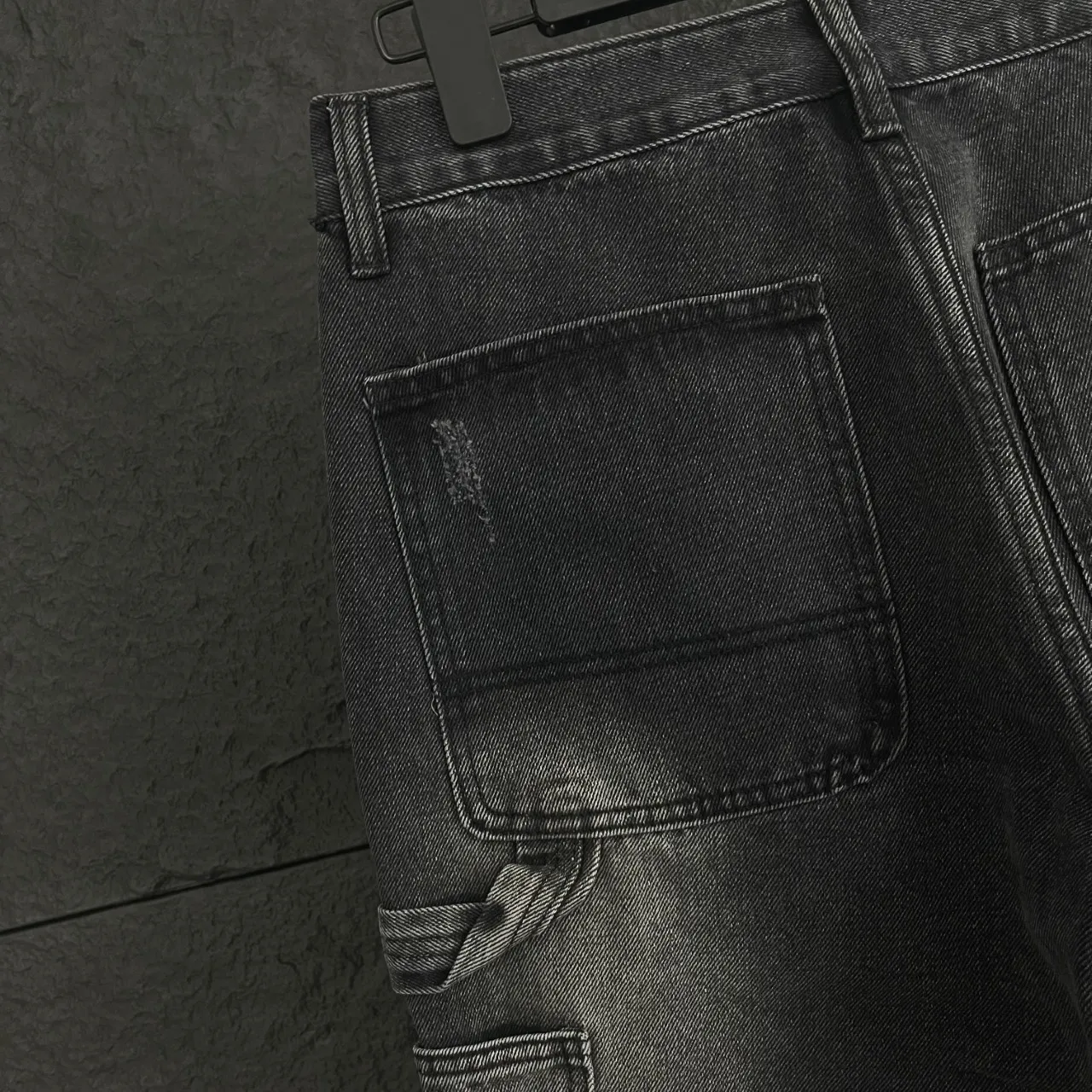 🅿️270 Top Style Number: CT111 Carhartt’s False Perception T800 Simpson graffiti overalls!  The streamlined and streamlined tailoring can move flexibly with the body, providing maximum comfort. Perfectly integrating functionality, beauty and durability, it is perfect for business occasions, travel or leisure time. The straight silhouette is classic and versatile. It doesn't matter your body shape and can be worn with any combination to look fashionable. It can be easily worn by both men and women.  The Simpsons graffiti elements on the pants are full of personality and add a lot of fun and fashion to the overall look.  🔘Color: Calm black, a versatile color that can never go wrong 🔘Size: S, M, L, XL, XXL, corresponding to sizes 28, 30, 32, 34, 36, ready stock