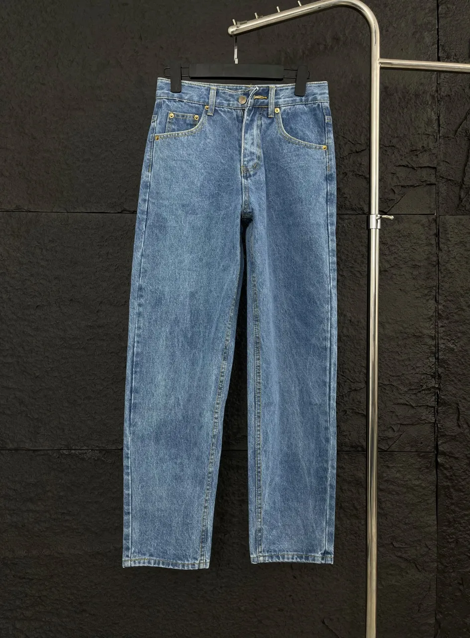 🅿️260 Grab Carhartt WIP original quality model number: HT011 ✨New! Carhartt WIP style American retro loose heavyweight washed micro-taper work jeans, a fashionable must-have!  Original customized logo buckle, full of texture; paired with YKK zipper placket, opening and closing is smooth and super silky. It is reinforced with multiple knots, fine and solid workmanship, and is durable and resistant to wear and tear.  Three-dimensional structure tailoring strictly follows ergonomics, allowing you to move freely without any sense of restraint. The streamlined design flexibly fits the body shape, showing ease in every move.  Function, appearance, and durability are perfectly integrated. Whether it is business commuting, casual strolling, or travel and vacation, these pants can be easily adapted. The straight and slightly tapered version is perfect for flattering your legs and is accommodating to all body types.  🔷Color: Refreshing washed blue, full of retro atmosphere 📏Size: 28-36 sizes (corresponding to S-XXL),